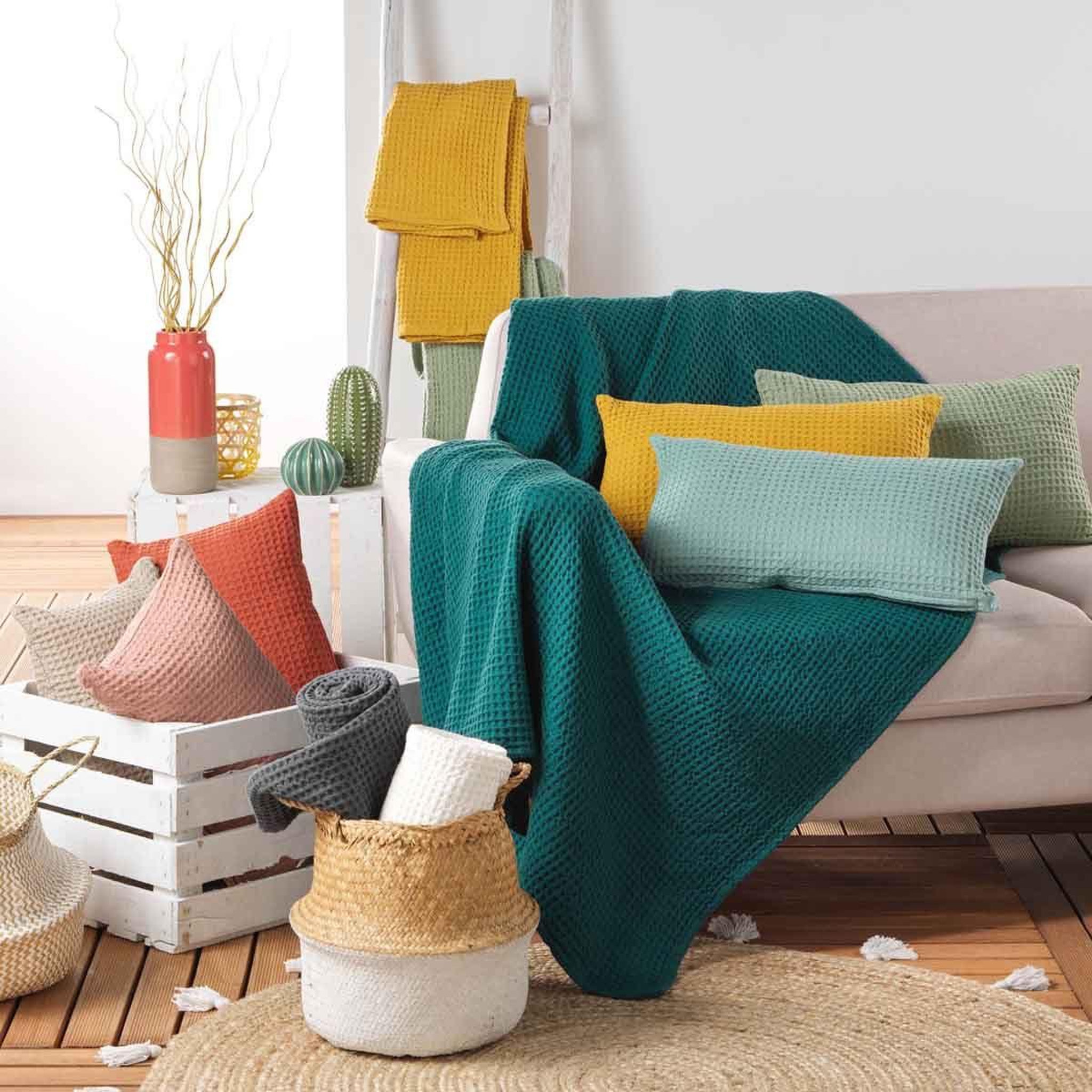 Voir la diapositive 3 : Douceur d'Intérieur Coussin déco  gaufrette  30x50cm blanc