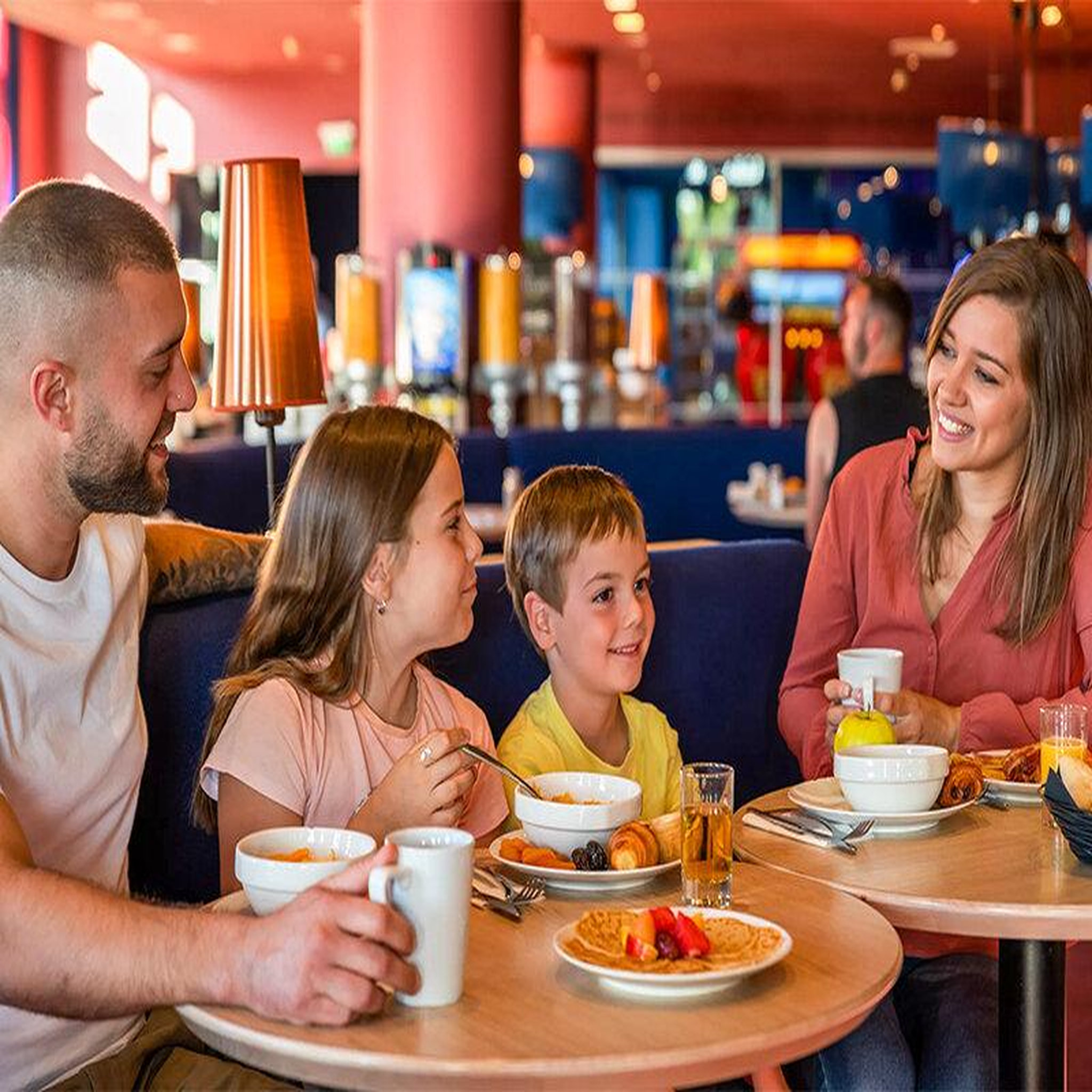 Voir la diapositive 3 : Smartbox Séjour féerique en famille : 3 jours magiques en hôtel 4* près de paris - coffret cadeau séjour