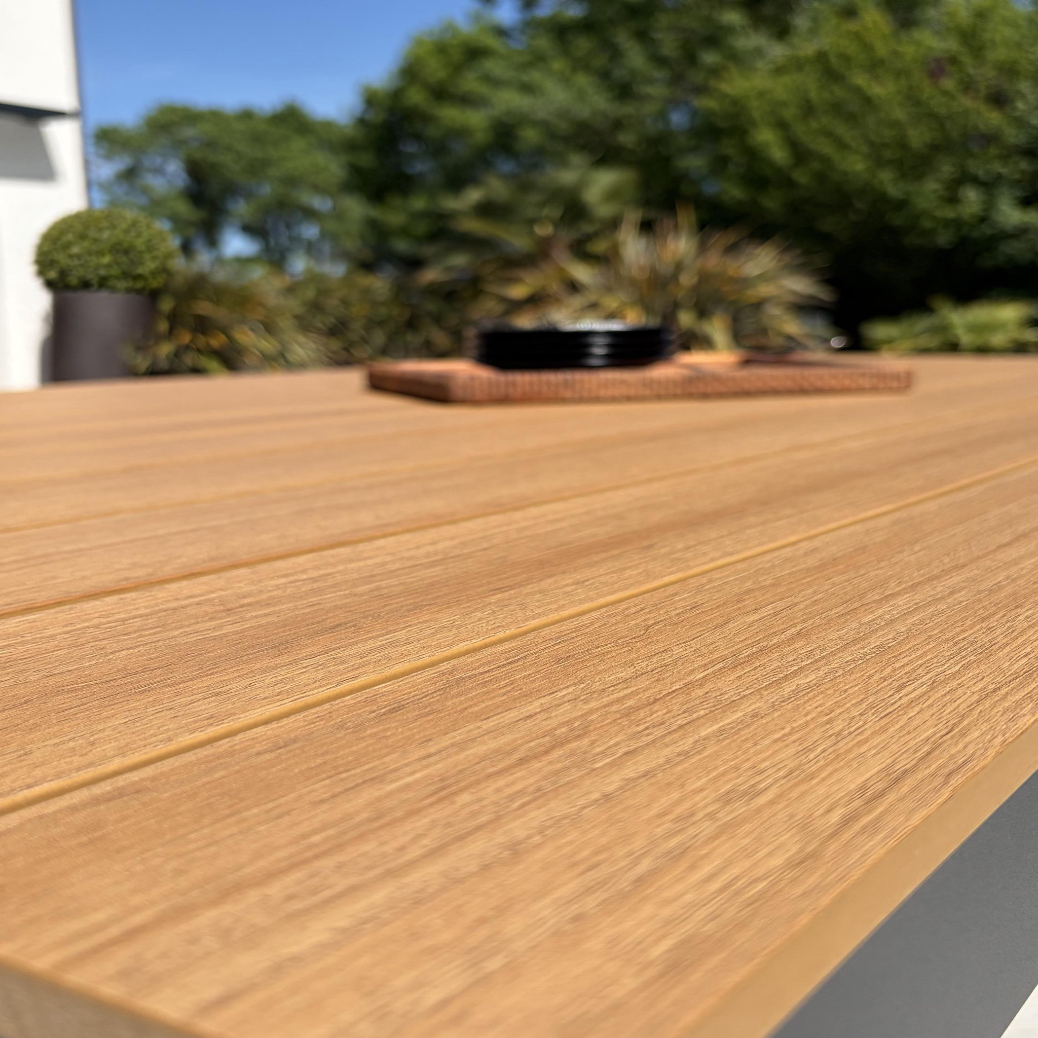 Voir la diapositive 4 : DCB GARDEN Table de jardin en alu plateau polywood aspect bois