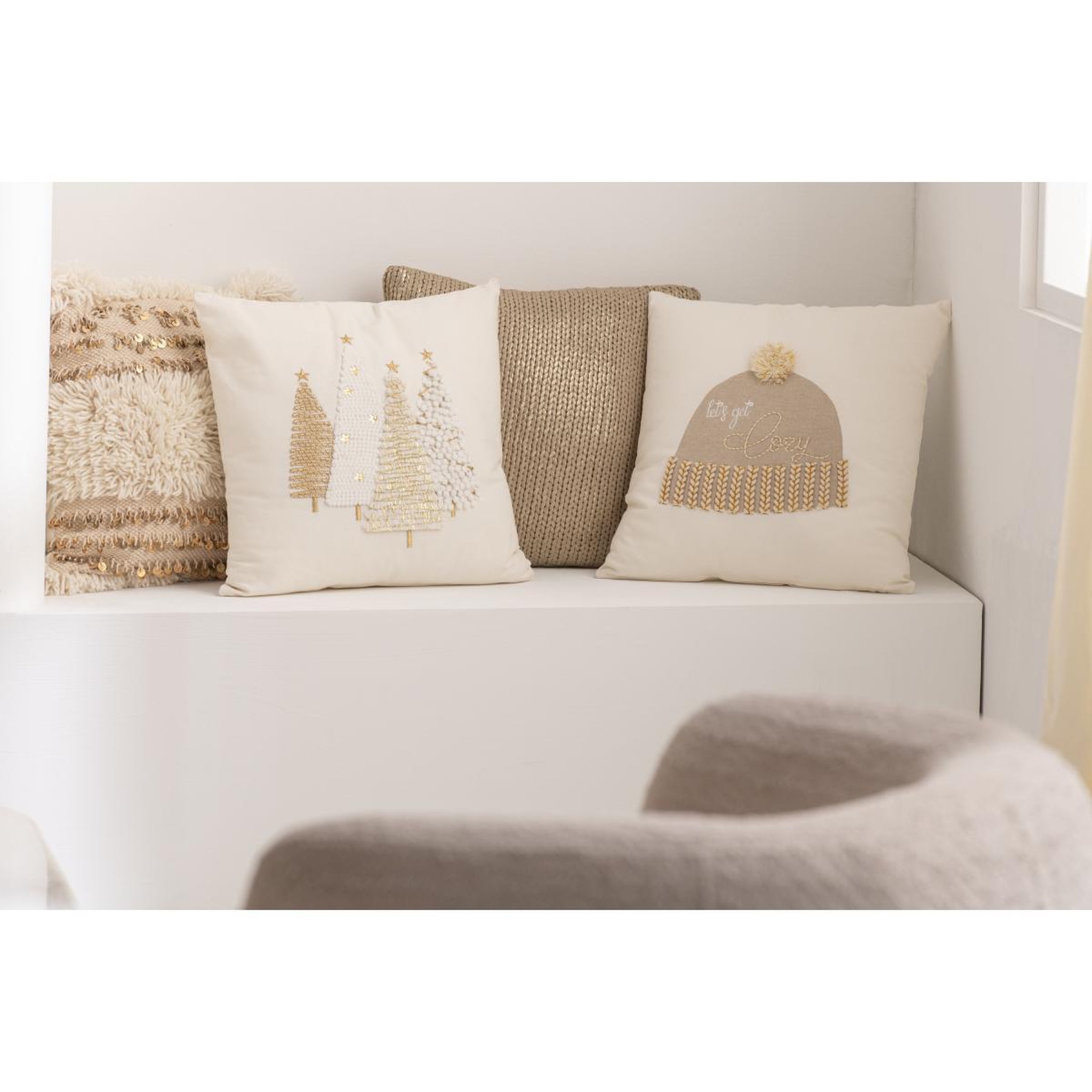 Voir la diapositive 4 : J-LINE Coussin déco en relief  sapin  45x45cm blanc