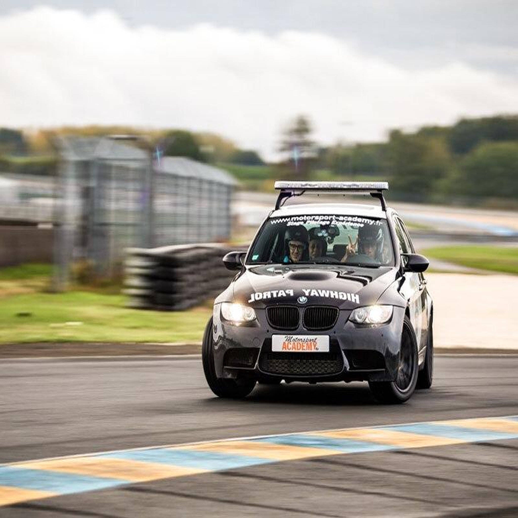 Voir la diapositive 2 : Smartbox Baptême de 2 tours de drift en passager d'une BMW M3 avec pilote professionnel - Coffret Cadeau Sport & Aventure