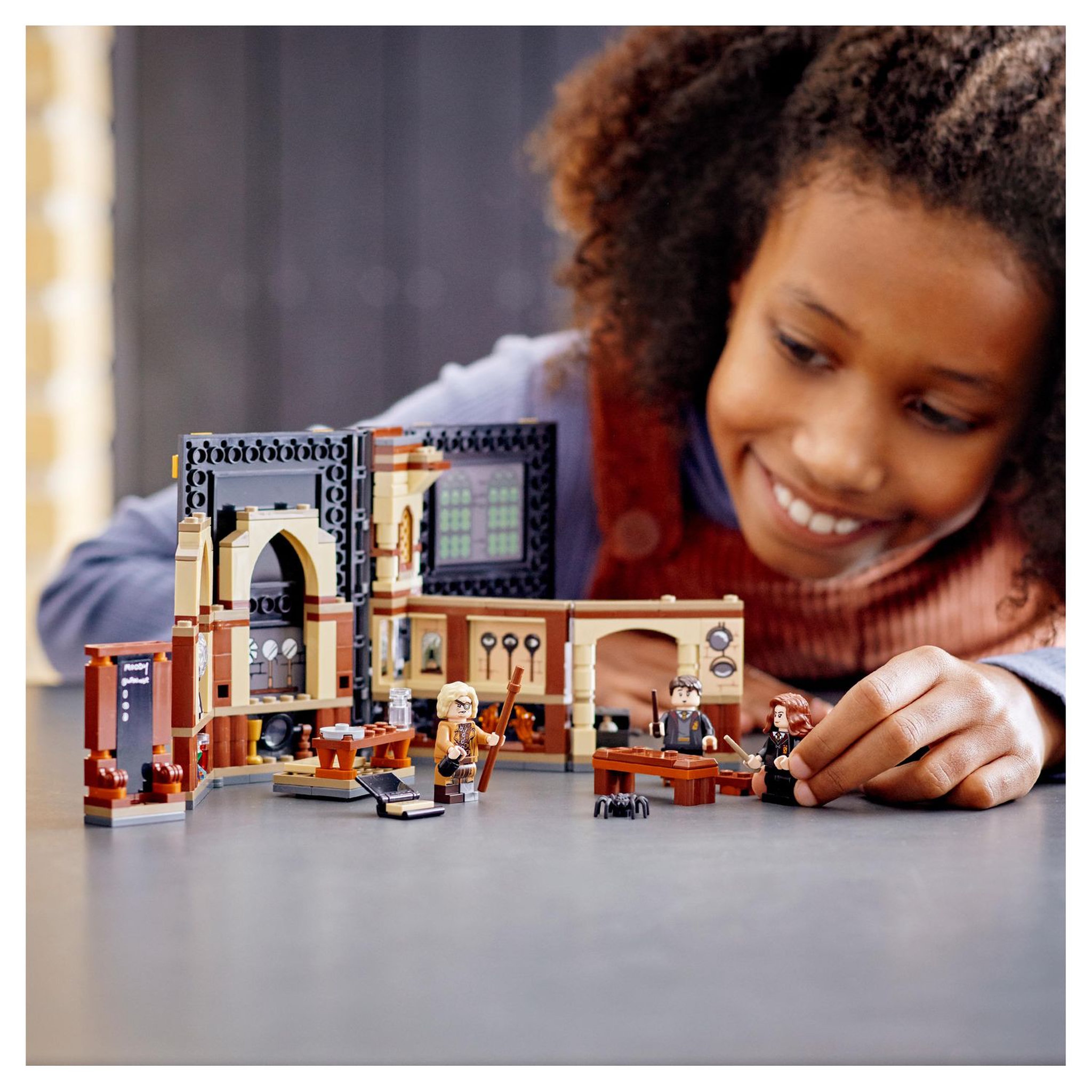 Voir la diapositive 8 : LEGO Harry Potter 76397 - Poudlard : le Cours de Défense