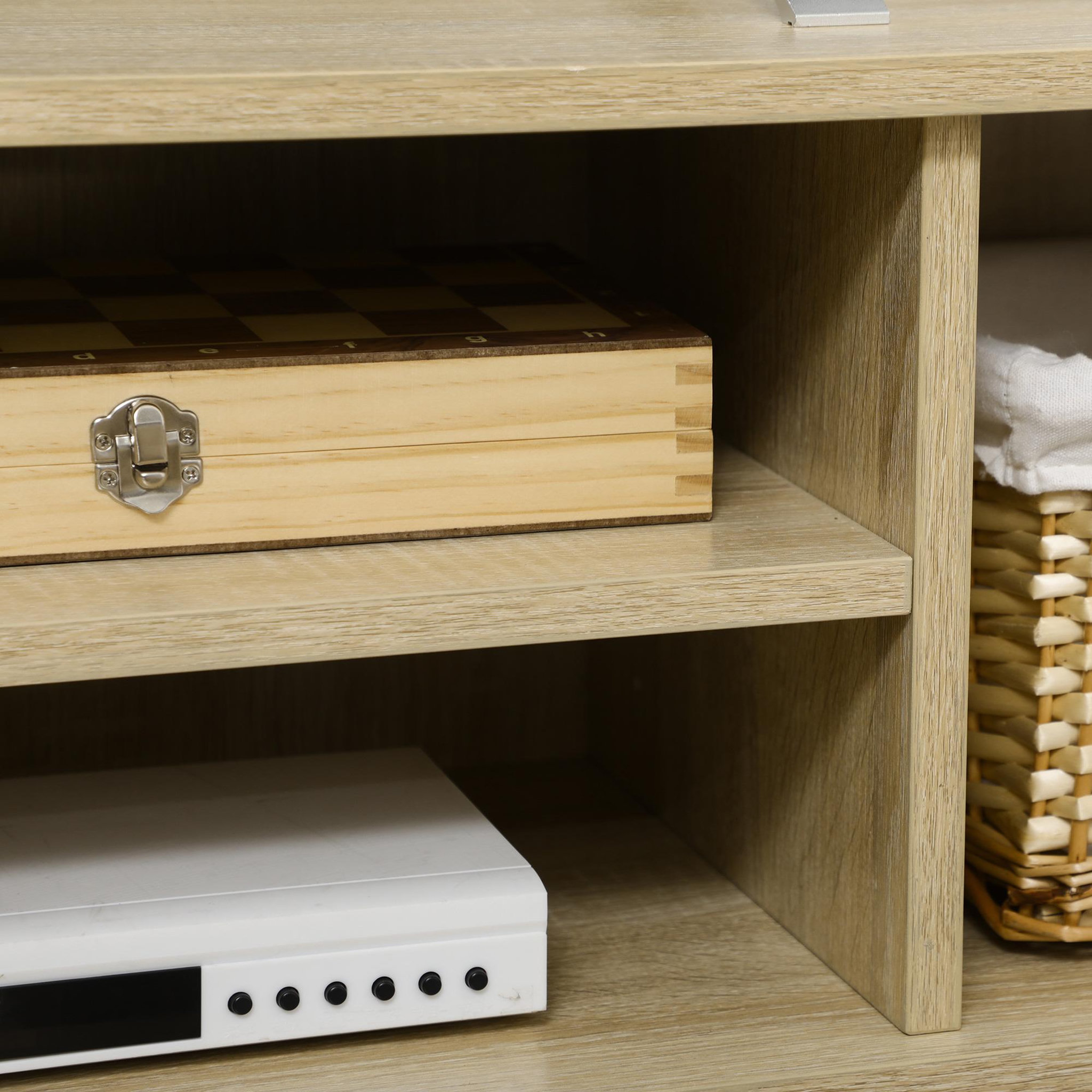 Voir la diapositive 5 : HOMCOM Meuble TV bas sur pied style scandinave 2 portes 2 niches piètement effilé incliné bois panneaux blanc aspect chêne clair