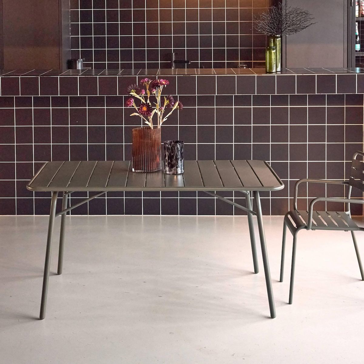 SWEEEK Table de jardin pliante métal 6 places, Amelia 141,2 x 80 x 72,5cm