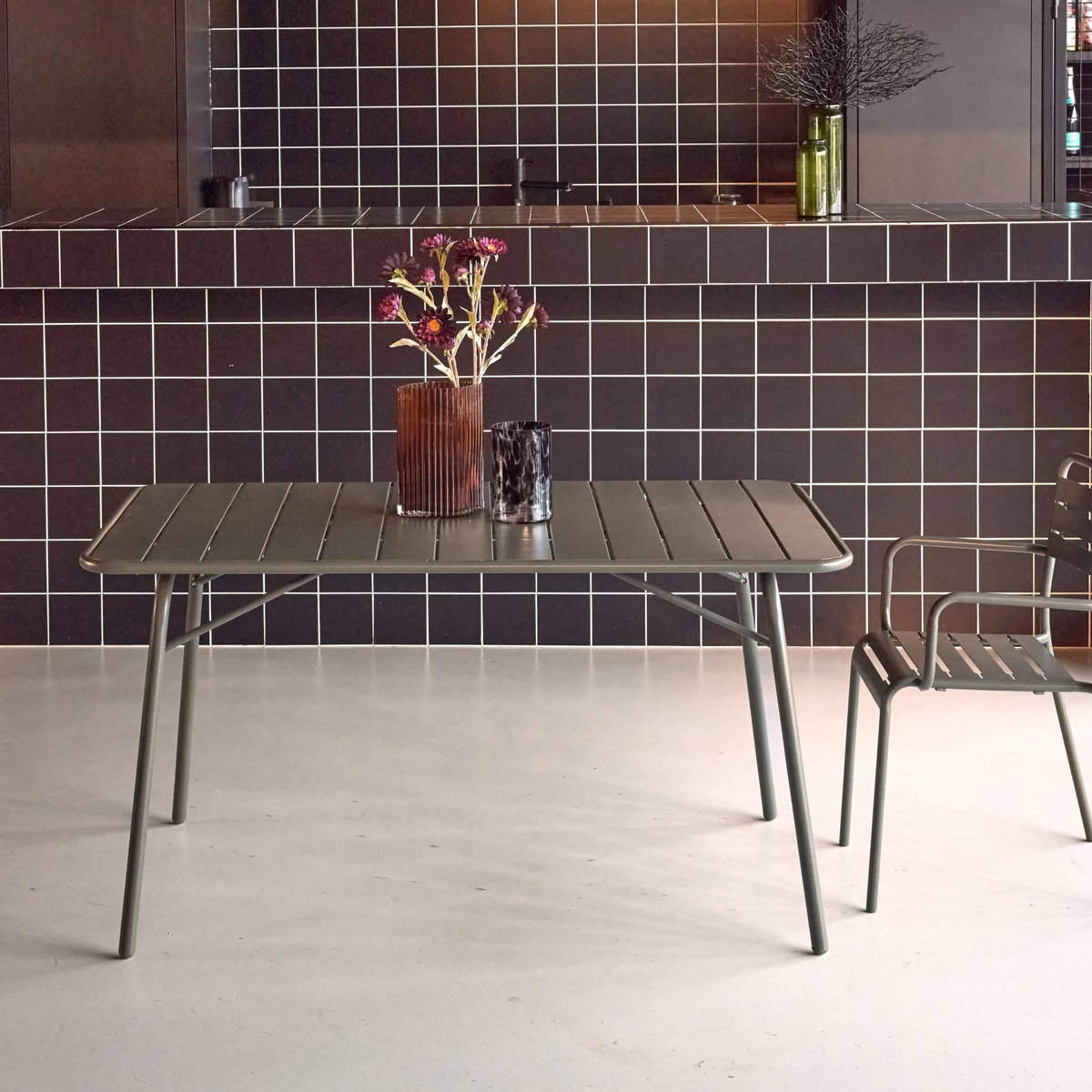 SWEEEK Table de jardin pliante métal 6 places, Amelia 141,2 x 80 x 72,5cm