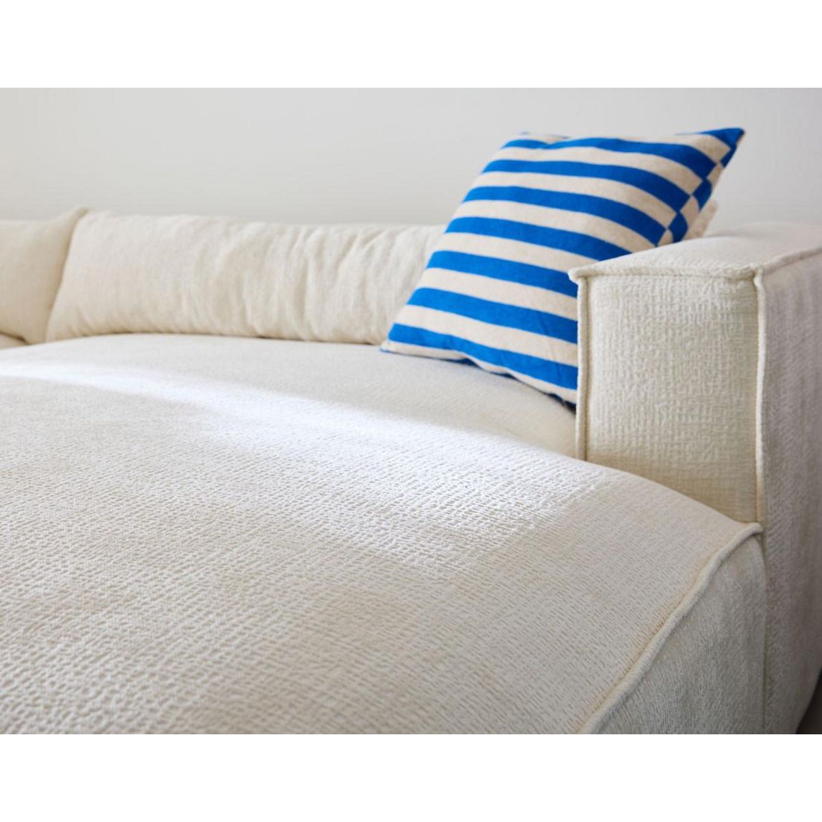 LISA DESIGN Ela - canapé d'angle droit 4 places - en tissu velours relief