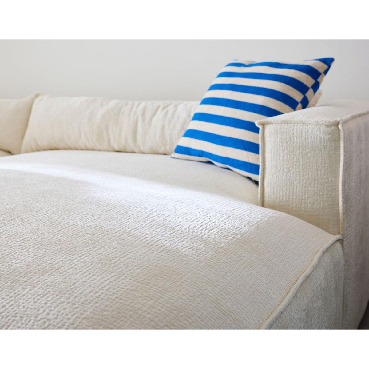 LISA DESIGN Ela - canapé d'angle droit 4 places - en tissu velours relief