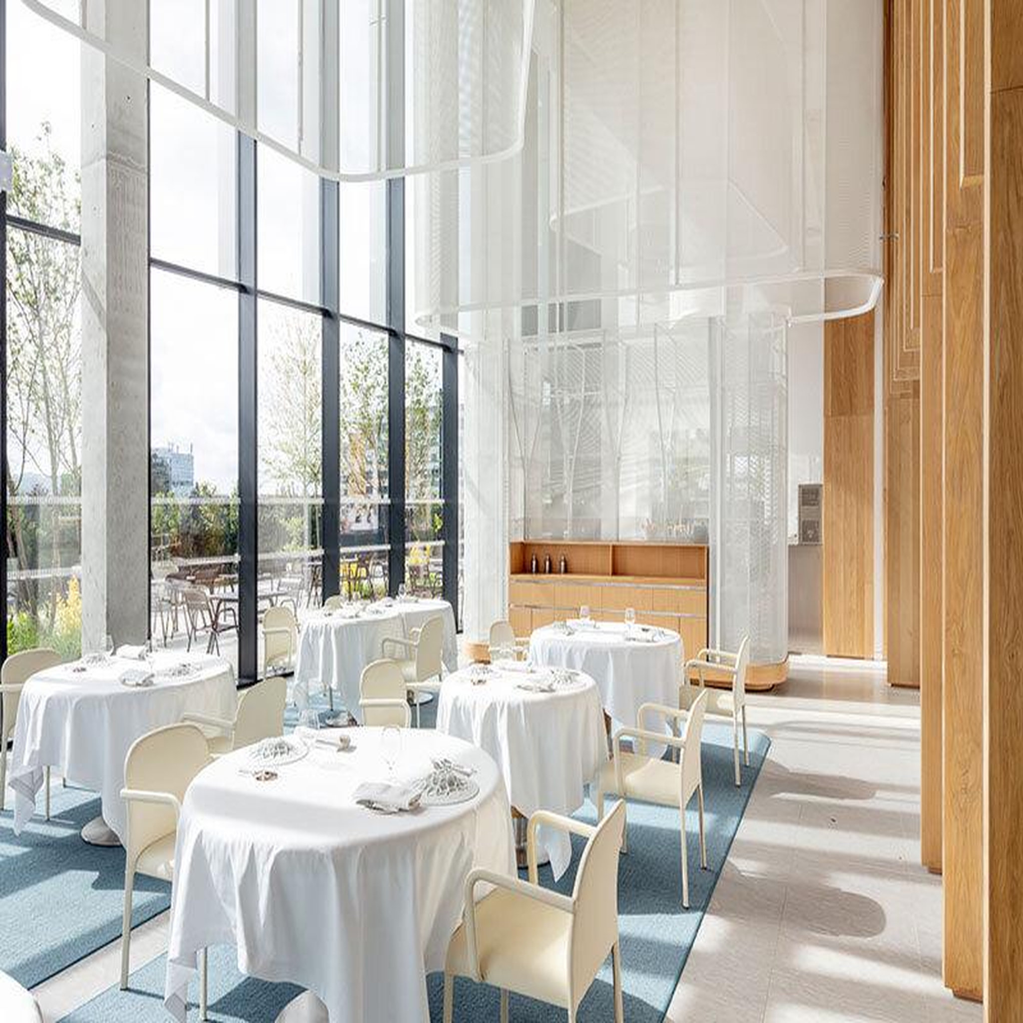 Voir la diapositive 3 : Smartbox Déjeuner 2 plats au restaurant adour - école alain ducasse à meudon - coffret cadeau gastronomie