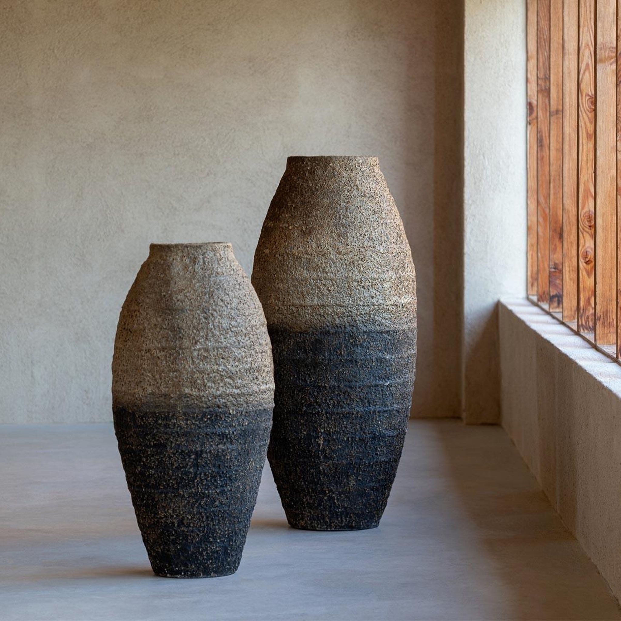 Voir la diapositive 4 : J-LINE Vase antique en ciment  mack  80cm marron & noir