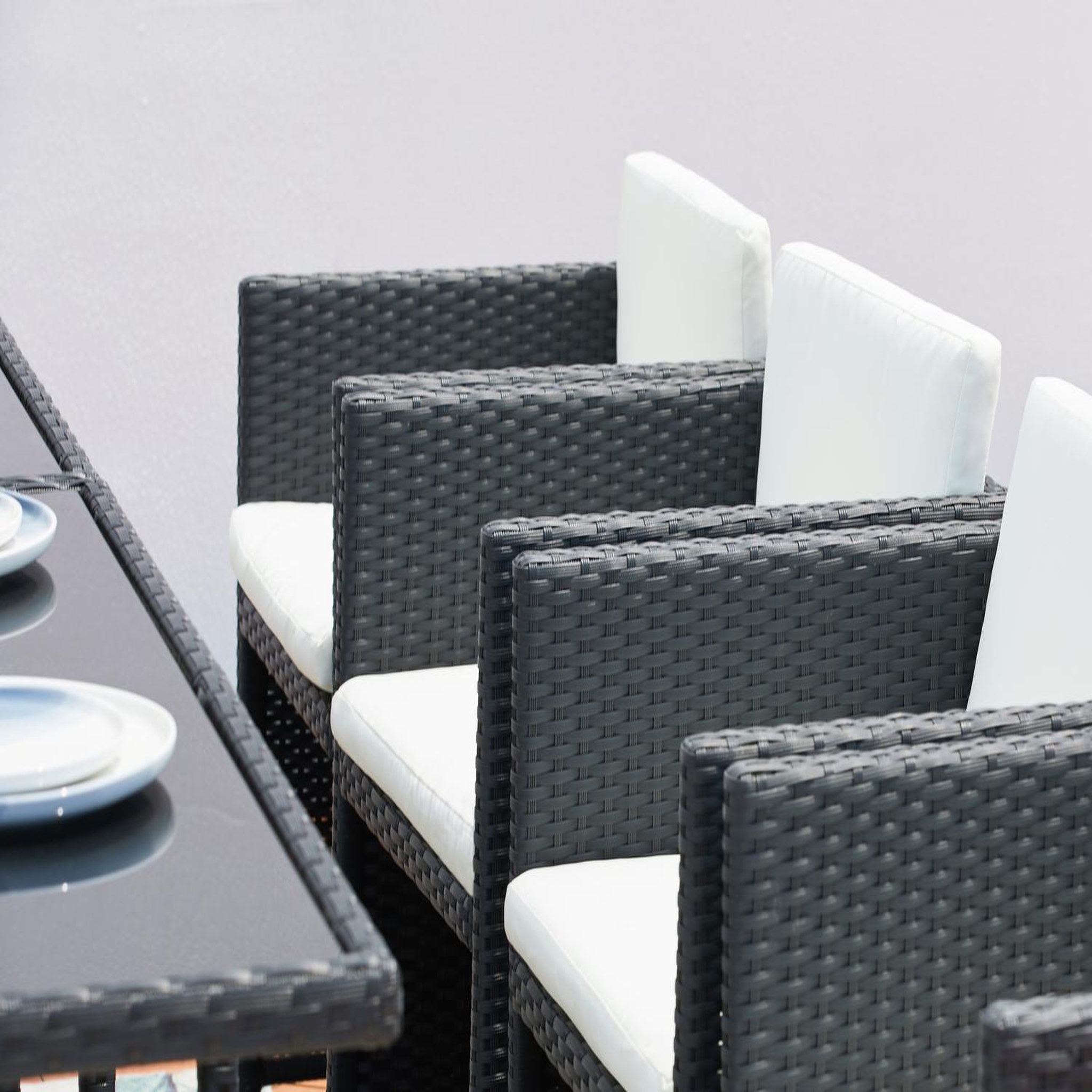 Voir la diapositive 4 : CONCEPT USINE Table et chaises 6 places encastrables en résine noir-blanc miami