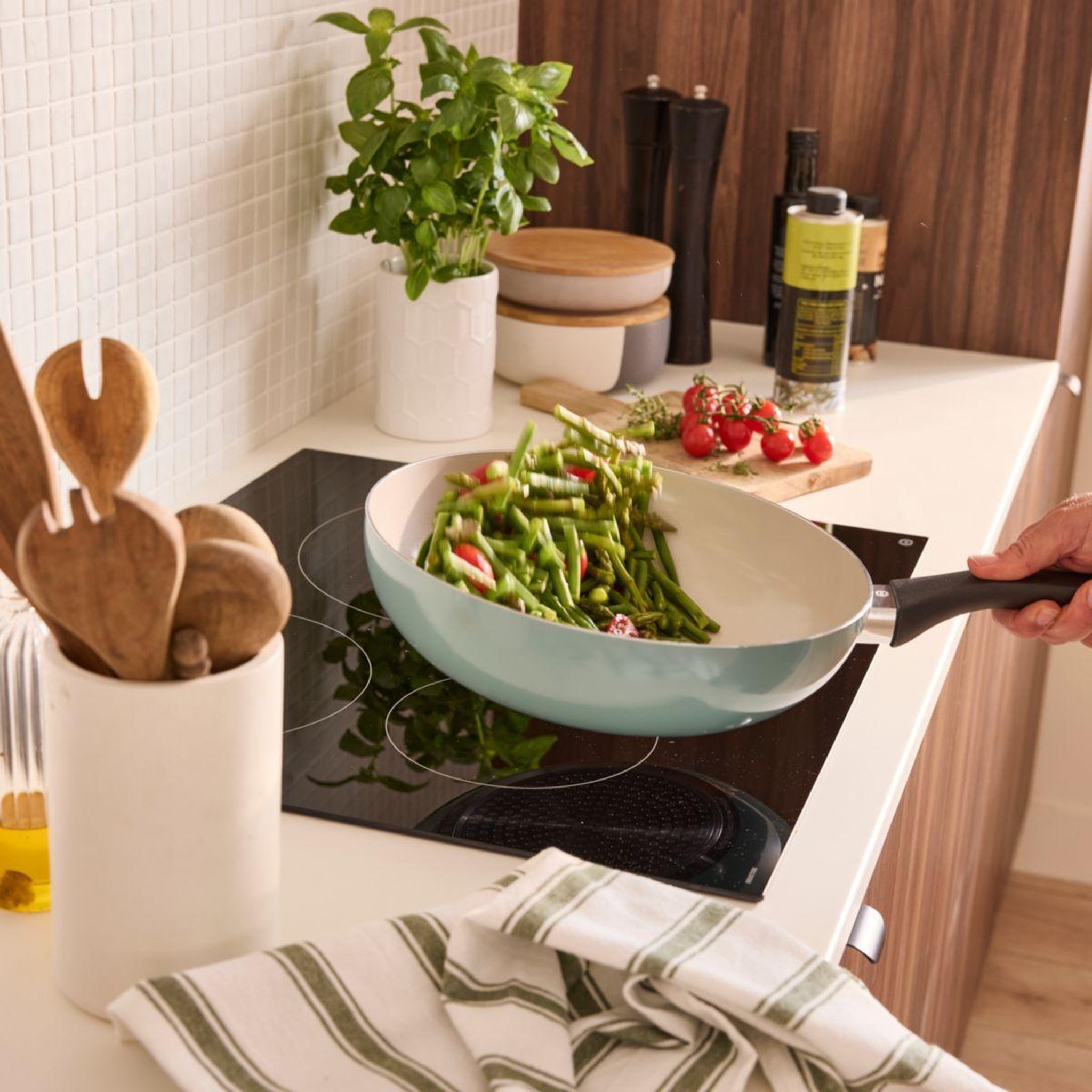 Voir la diapositive 5 : ESSENTIEL B Wok Céramique 28cm vert