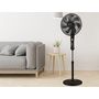 Voir la diapositive 2 : Habitat et Jardin Ventilateur connecté sur pieds - 55W - 3 vitesses avec télécommande - Noir