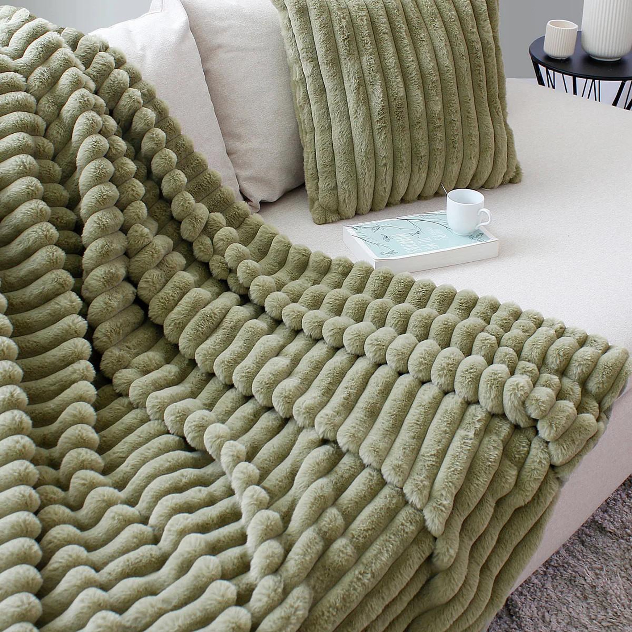 Voir la diapositive 2 : ENJOY HOME Plaid imitation fourrure  matisse  125x150cm vert olive