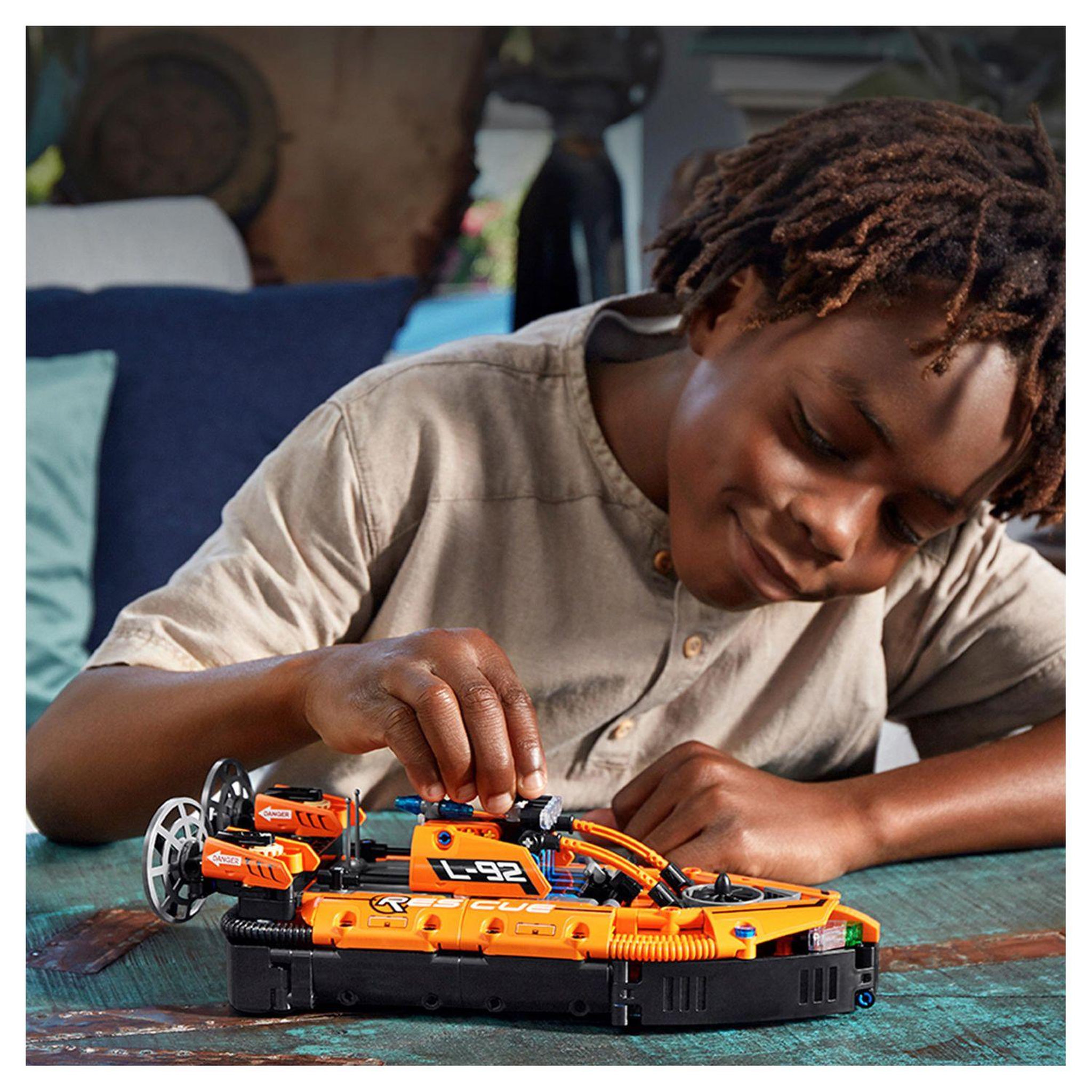 Voir la diapositive 7 : LEGO Technic 42120 Aéroglisseur de Sauvetage, et Avion Bimoteur