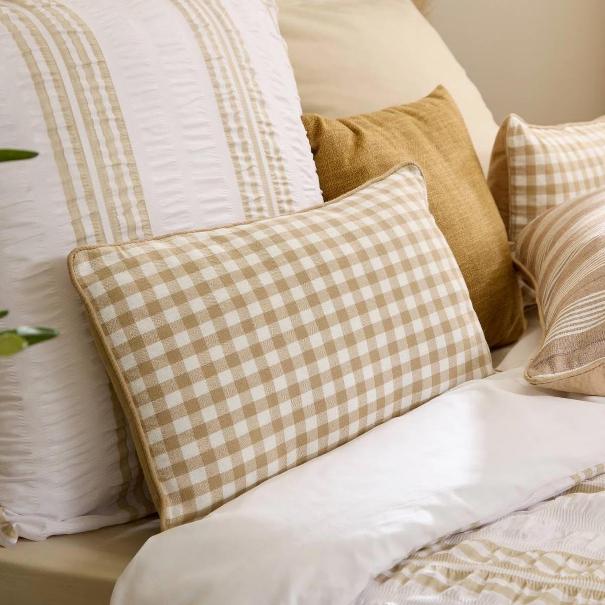 Voir la diapositive 3 : ATMOSPHERA Coussin déco imprimé vichy  groove  30x50cm beige