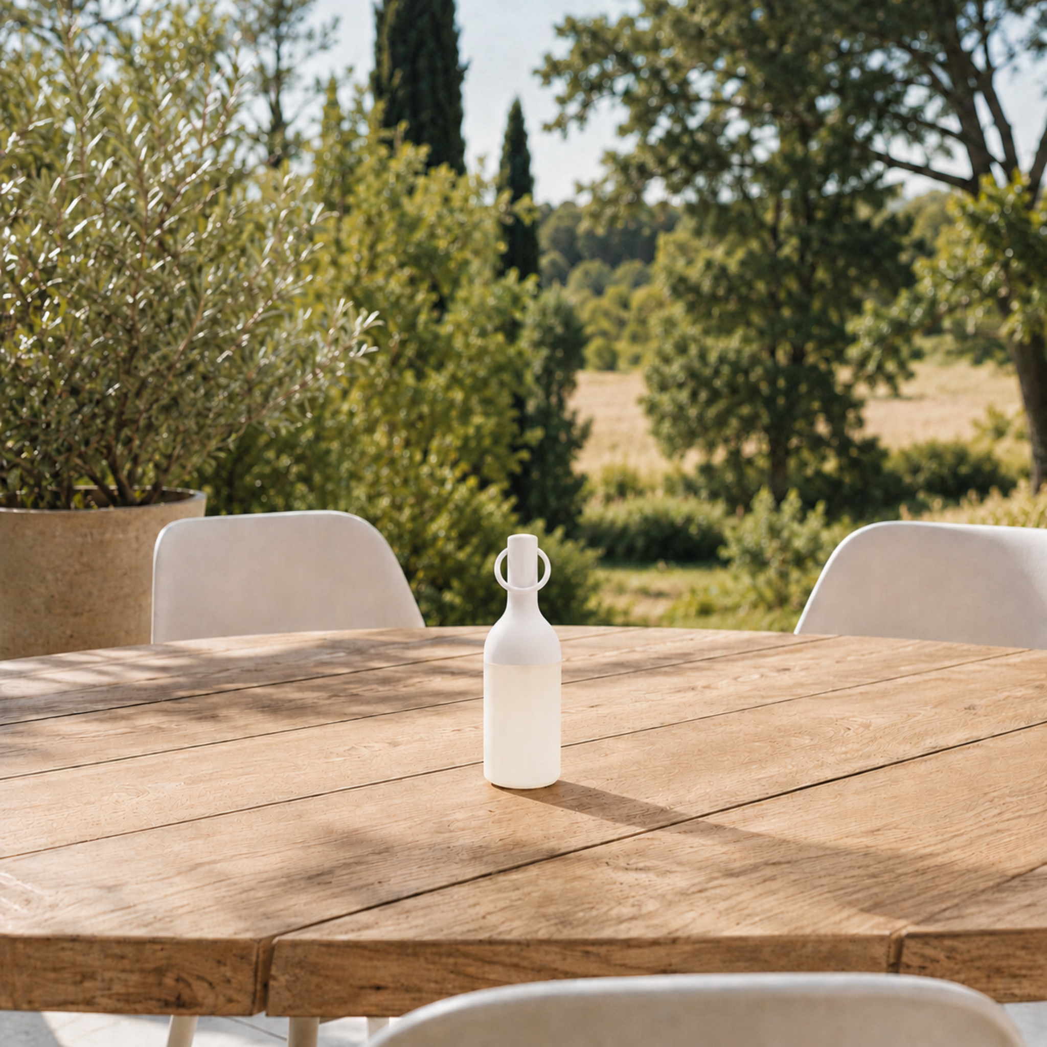 Voir la diapositive 2 : MAISON PAVANE Petite lampe nomade en plastique blanc-Elo