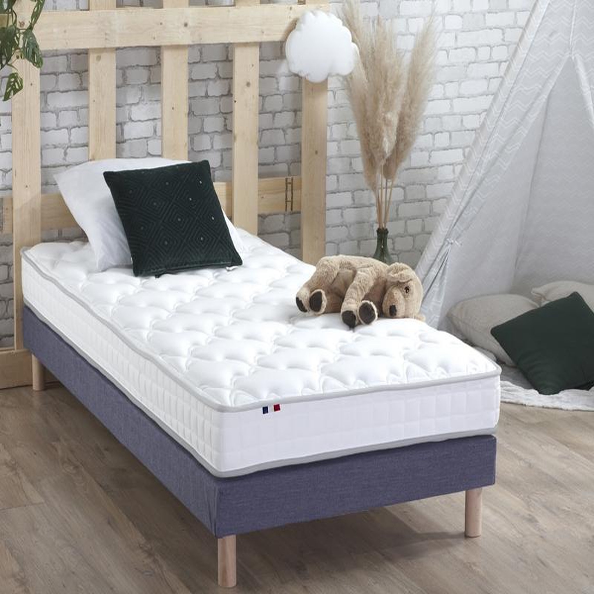 Voir la diapositive 2 : Matelas mousse accueil mémoire de forme 90x190 cm LAVANDOU