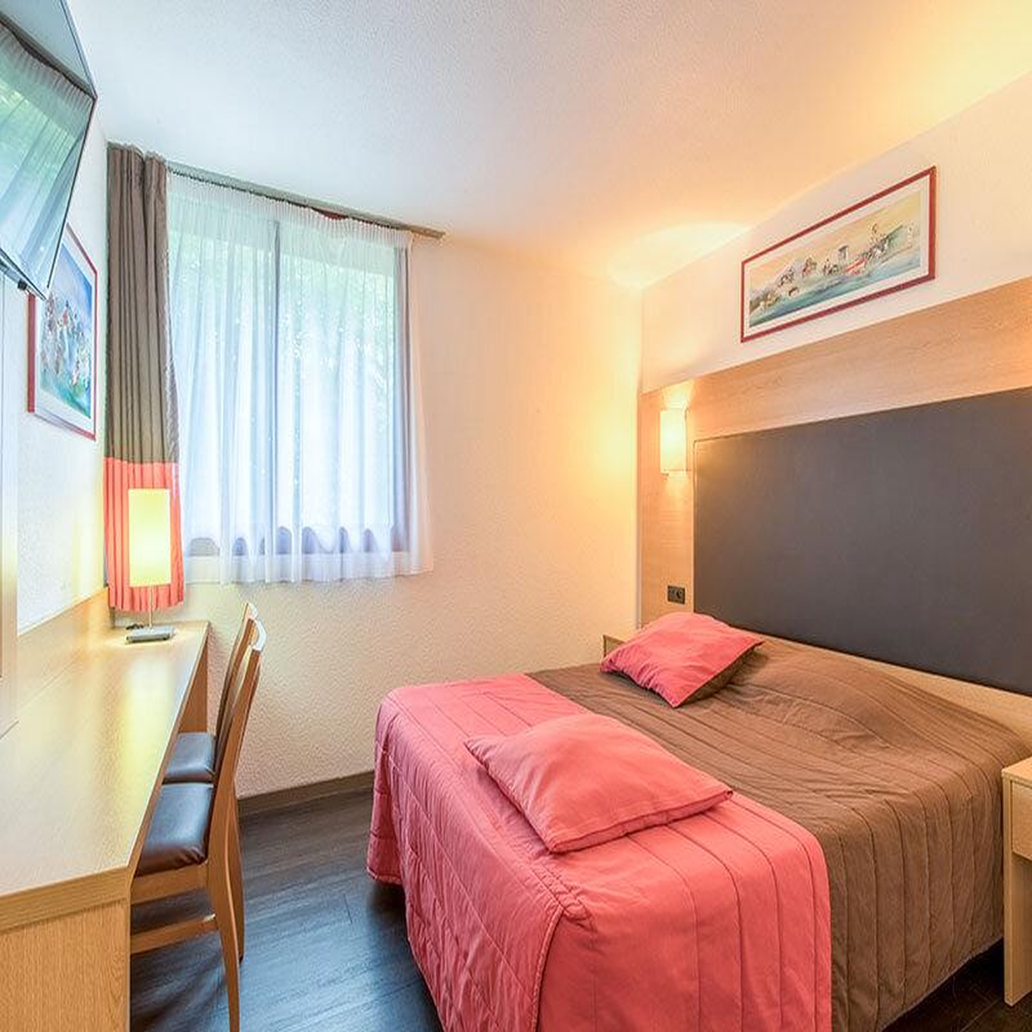 Voir la diapositive 2 : Smartbox 2 jours en hôtel avec accès à l'espace détente près du circuit de nogaro - coffret cadeau séjour
