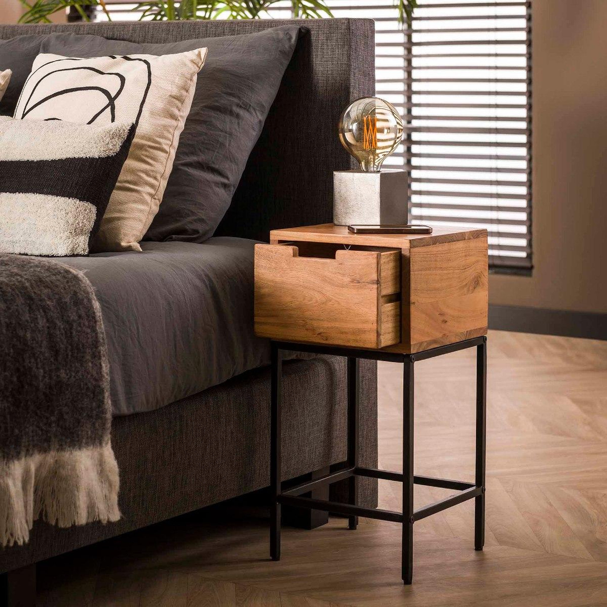 Voir la diapositive 5 : JLC KREATION Table de chevet en bois massif talf