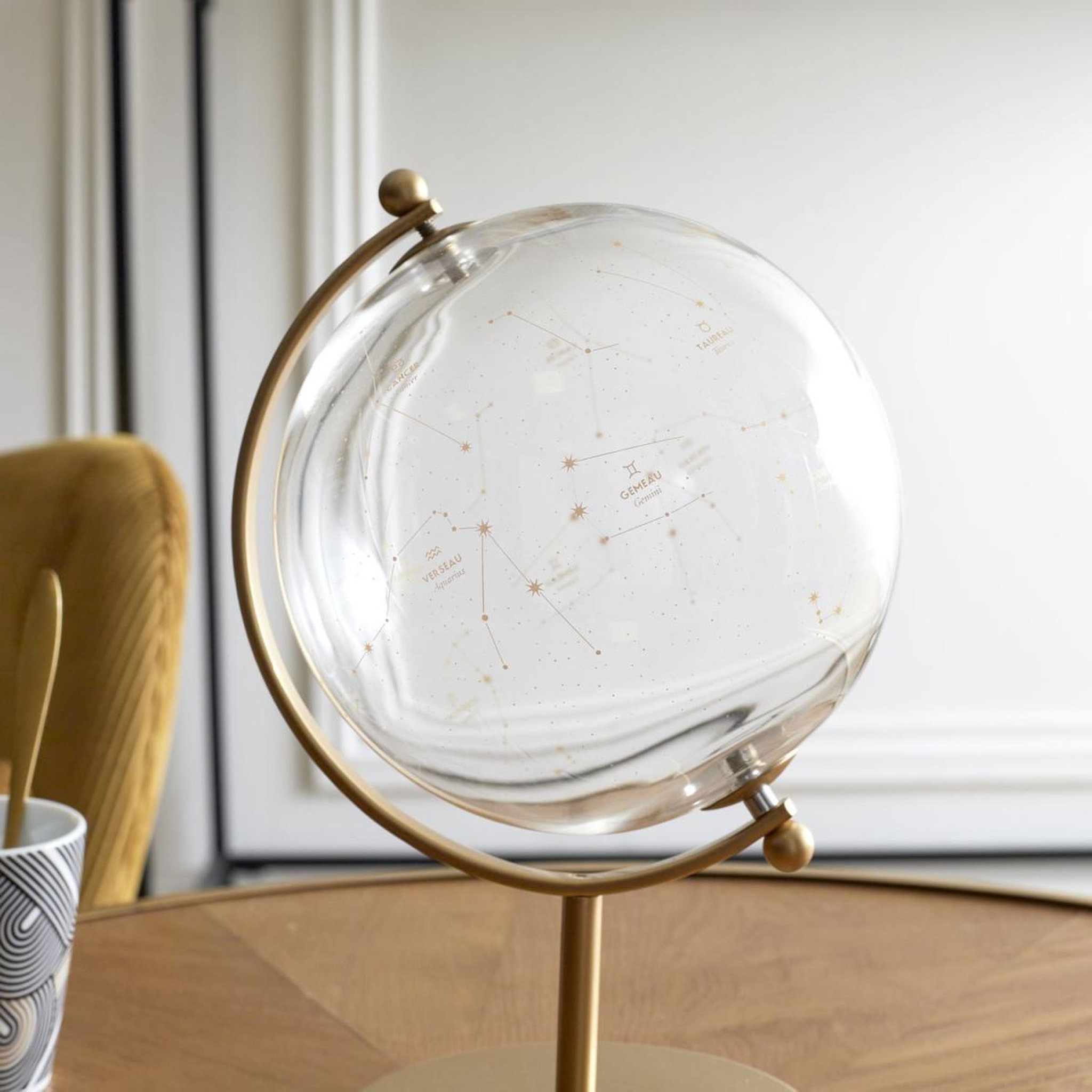 Voir la diapositive 3 : The Home Deco Factory Globe déco en verre  constellations  24cm or