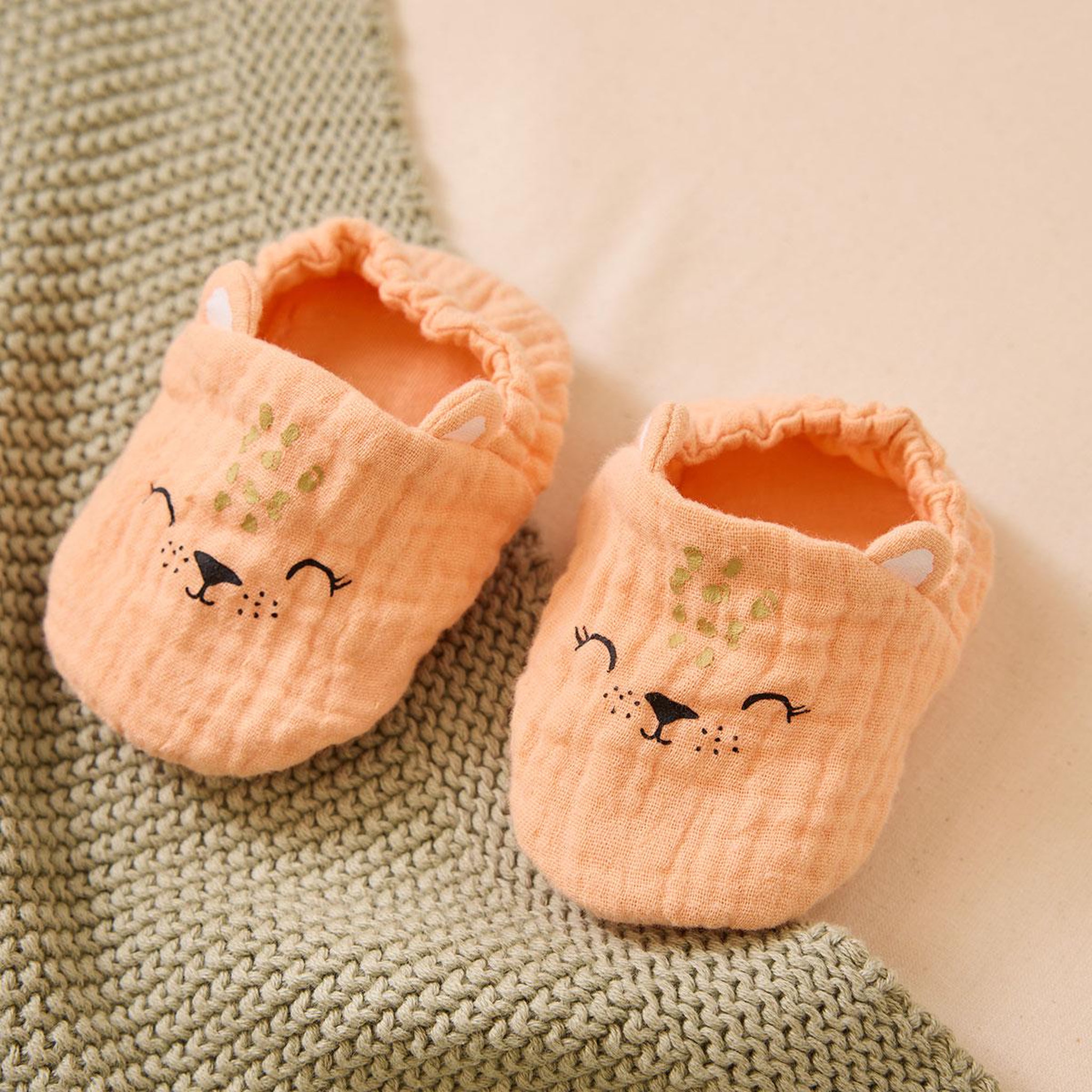 Voir la diapositive 6 : Petit Béguin Bonnet bébé et chaussons sierra