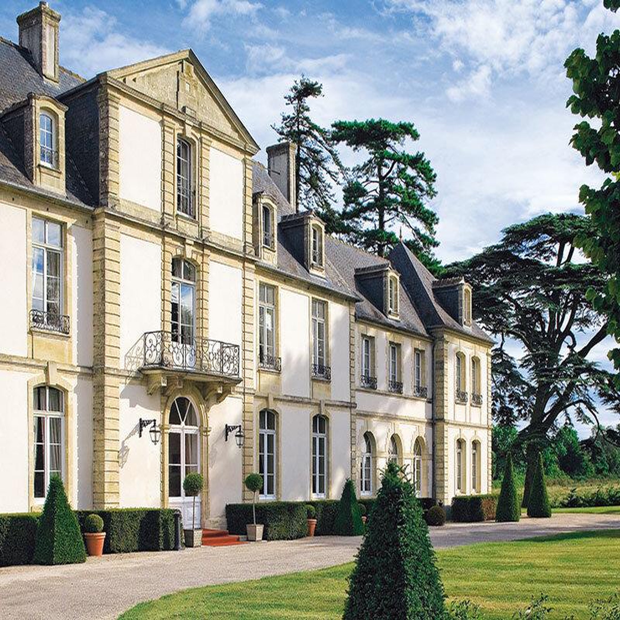Voir la diapositive 3 : Smartbox Adresses primées : menu 8 plats au restaurant du château de sully à bayeux - coffret cadeau gastronomie