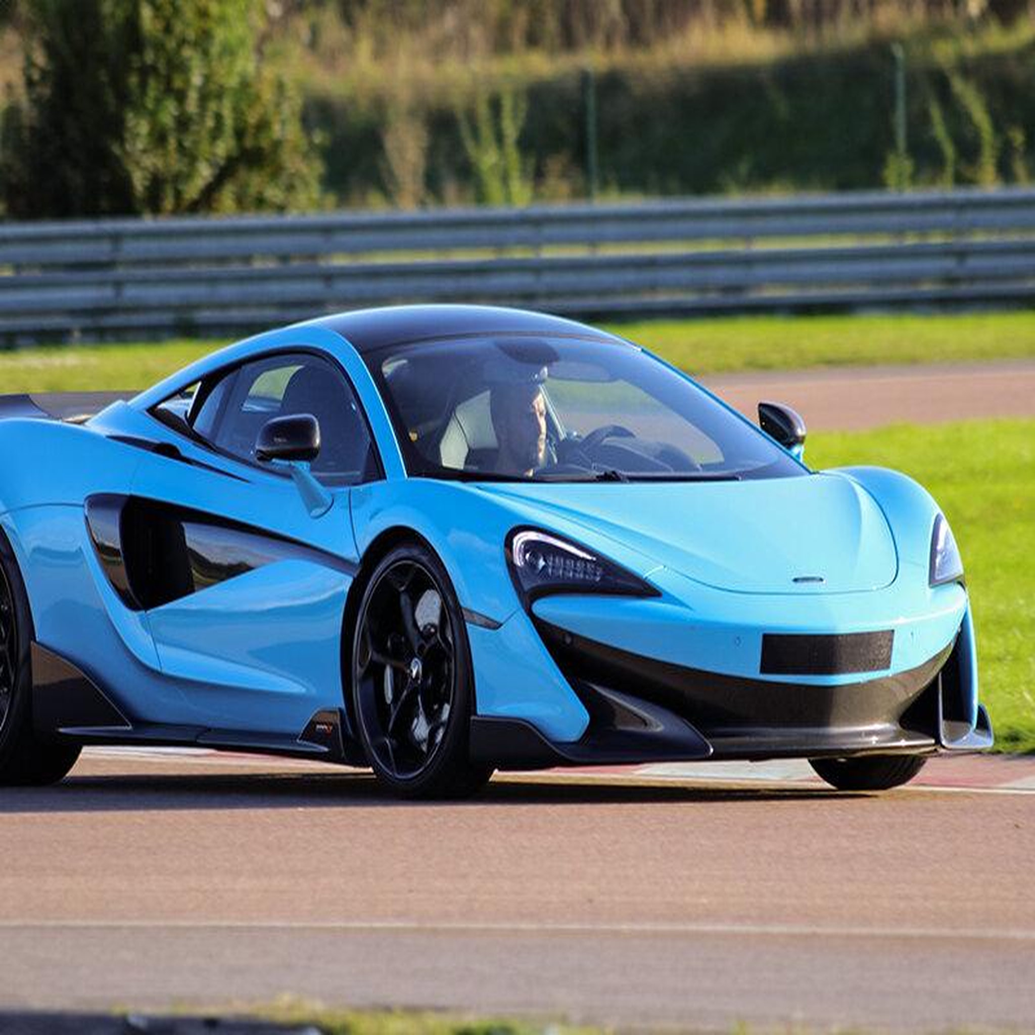 Voir la diapositive 2 : Smartbox Stage de pilotage multivolant : 2 tours en McLaren et 2 tours en Porsche sur le circuit de Croix-en-Ternois - Coffret Cadeau Sport & Aventure