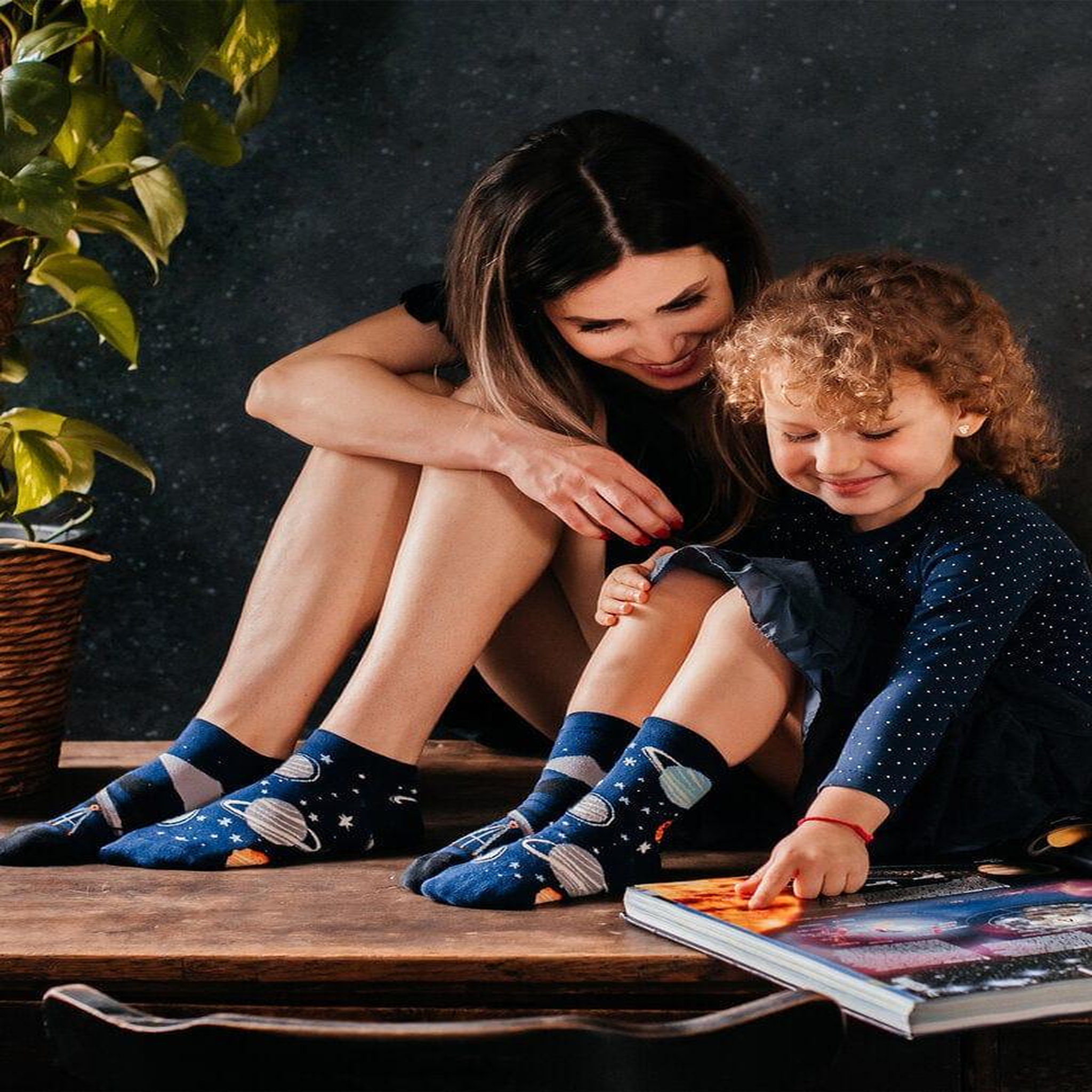 Voir la diapositive 3 : DEDOLES Chaussettes enfants univers profond