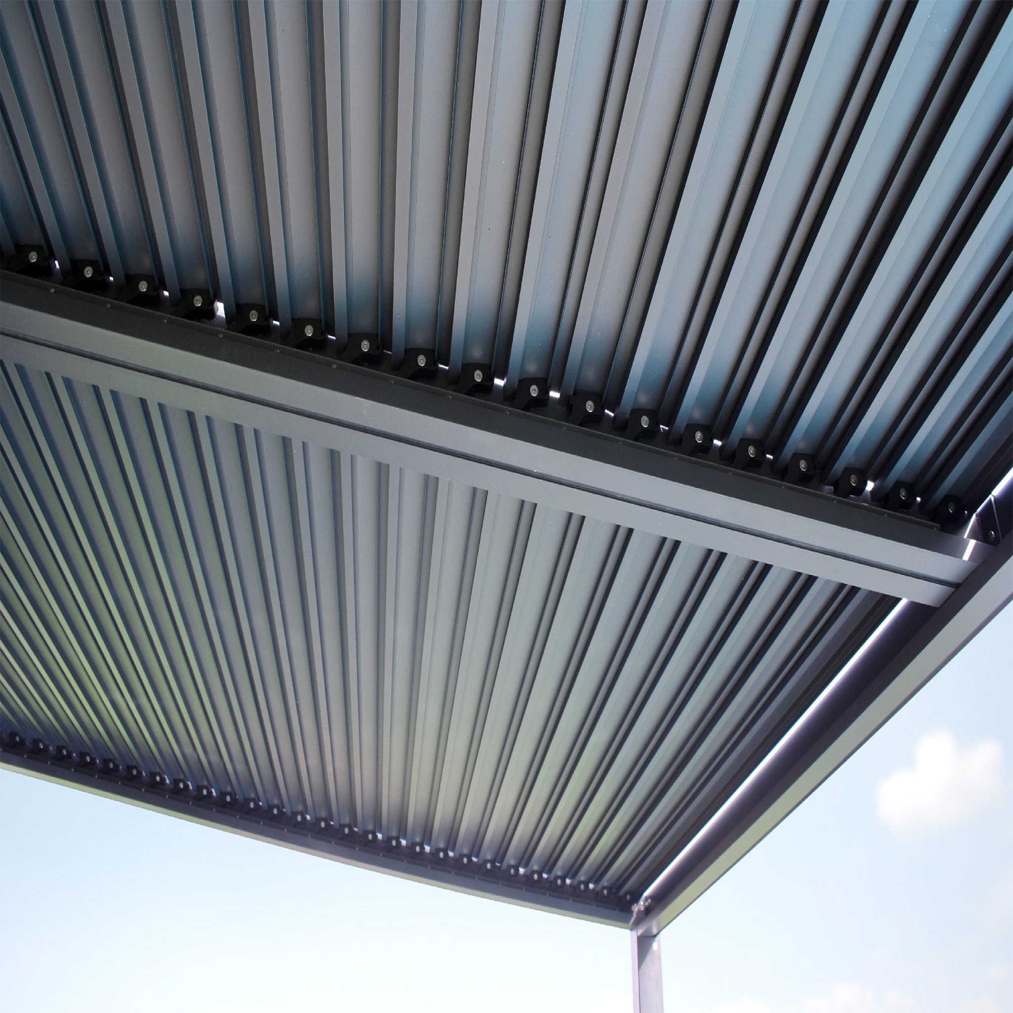 Voir la diapositive 5 : DCB GARDEN Pergola bioclimatique à lames orientables aluminium TRAMONTO