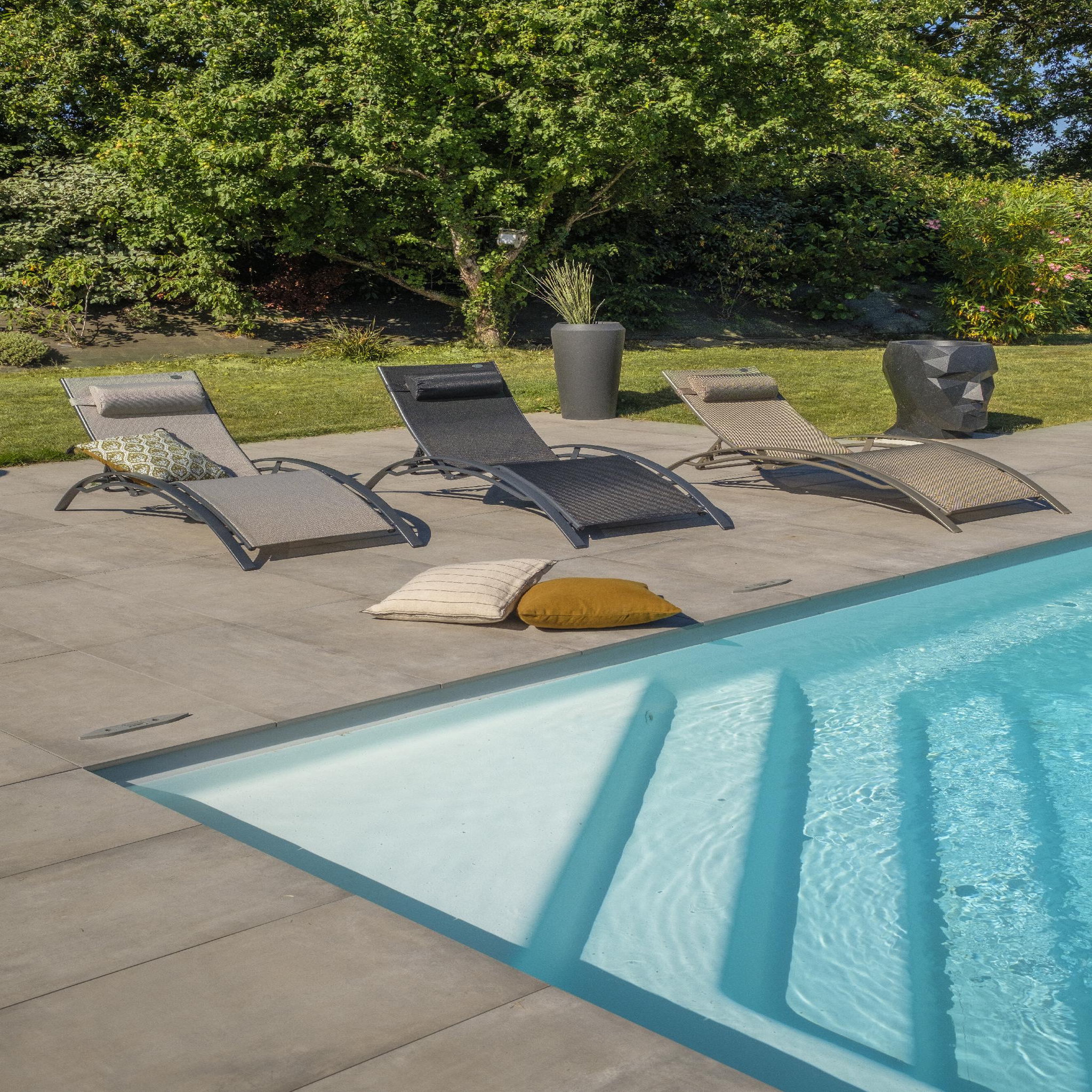 Voir la diapositive 4 : DCB GARDEN Lot de 2 bains de soleil en aluminium et toile plastifiée