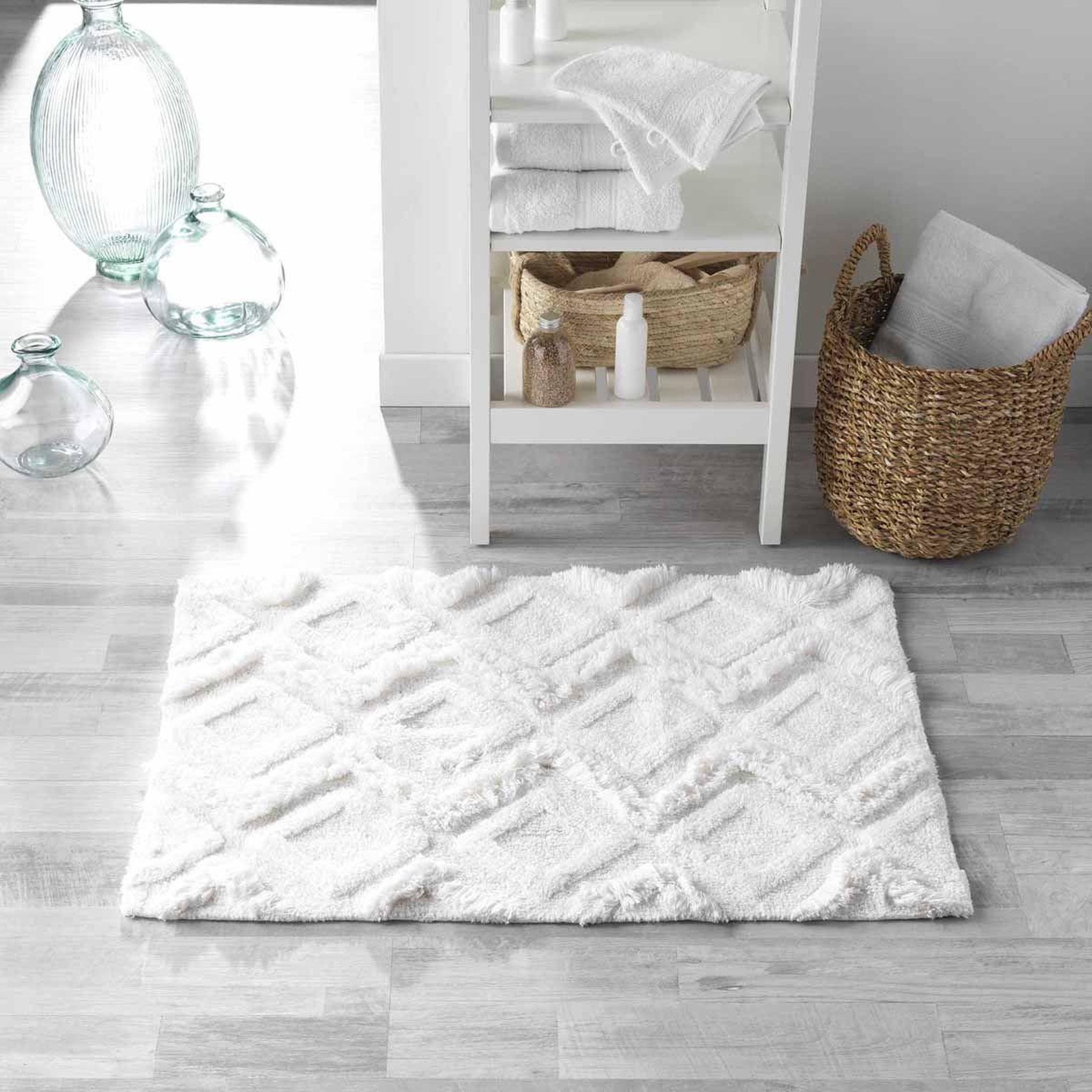 Voir la diapositive 3 : Douceur d'Intérieur Tapis de salle de bain  ikatis  50x80cm blanc