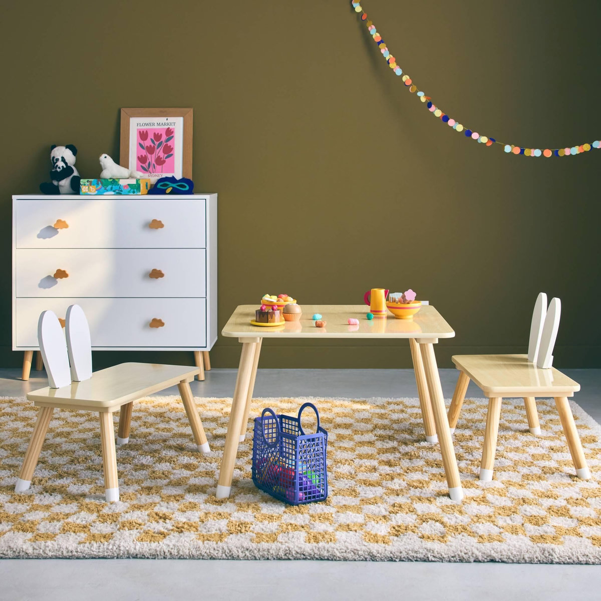 SWEEEK Table enfant + 2 chaises. pieds en pin. couleur blanc et bois