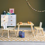 Voir la diapositive 2 : SWEEEK Table enfant + 2 chaises. pieds en pin. couleur blanc et bois