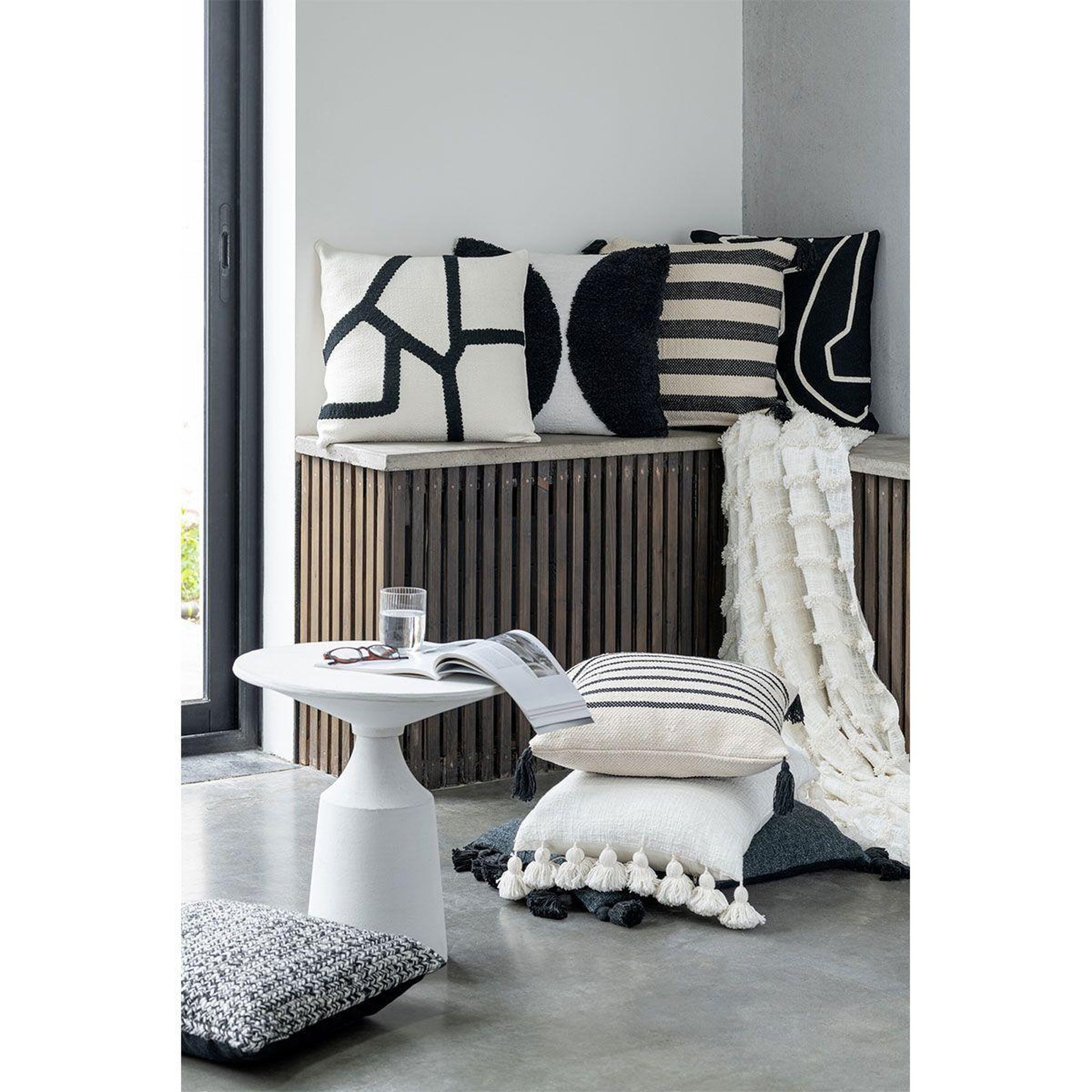 Voir la diapositive 3 : J-LINE Coussin déco pompons  bella  38x59cm blanc