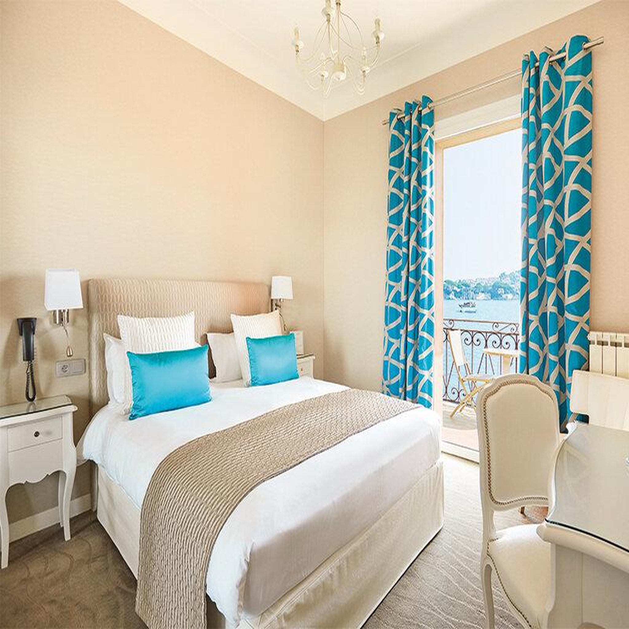 Voir la diapositive 2 : Smartbox Escapade gourmande à Villefranche-sur-Mer : 2 jours en hôtel 4* avec dîner - Coffret Cadeau Séjour