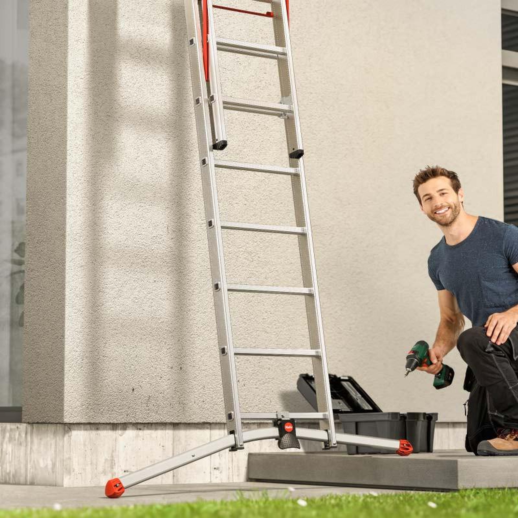 Voir la diapositive 2 : HAILO Echelle transformable pro 3 plans 3x6 échelons 3,8m/4,7m en aluminium Hailo ProfiLot