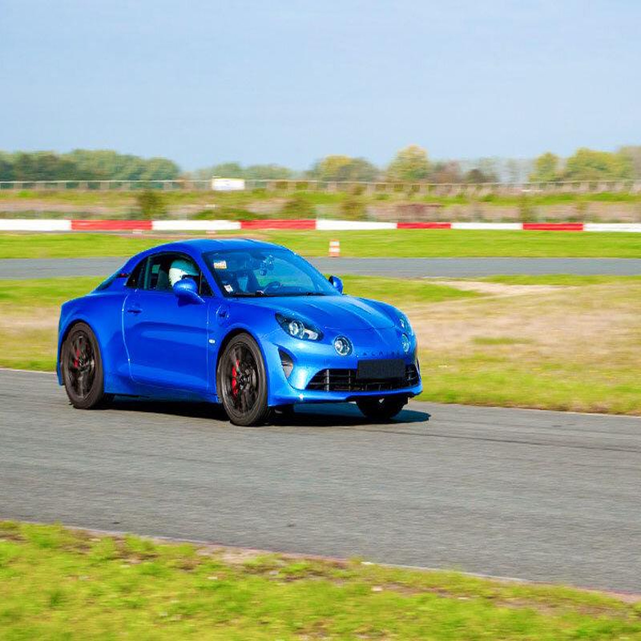 Voir la diapositive 5 : Smartbox Stage de pilotage : 3 tours sur le circuit de la ferté-gaucher en alpine a110 s - coffret cadeau sport & aventure