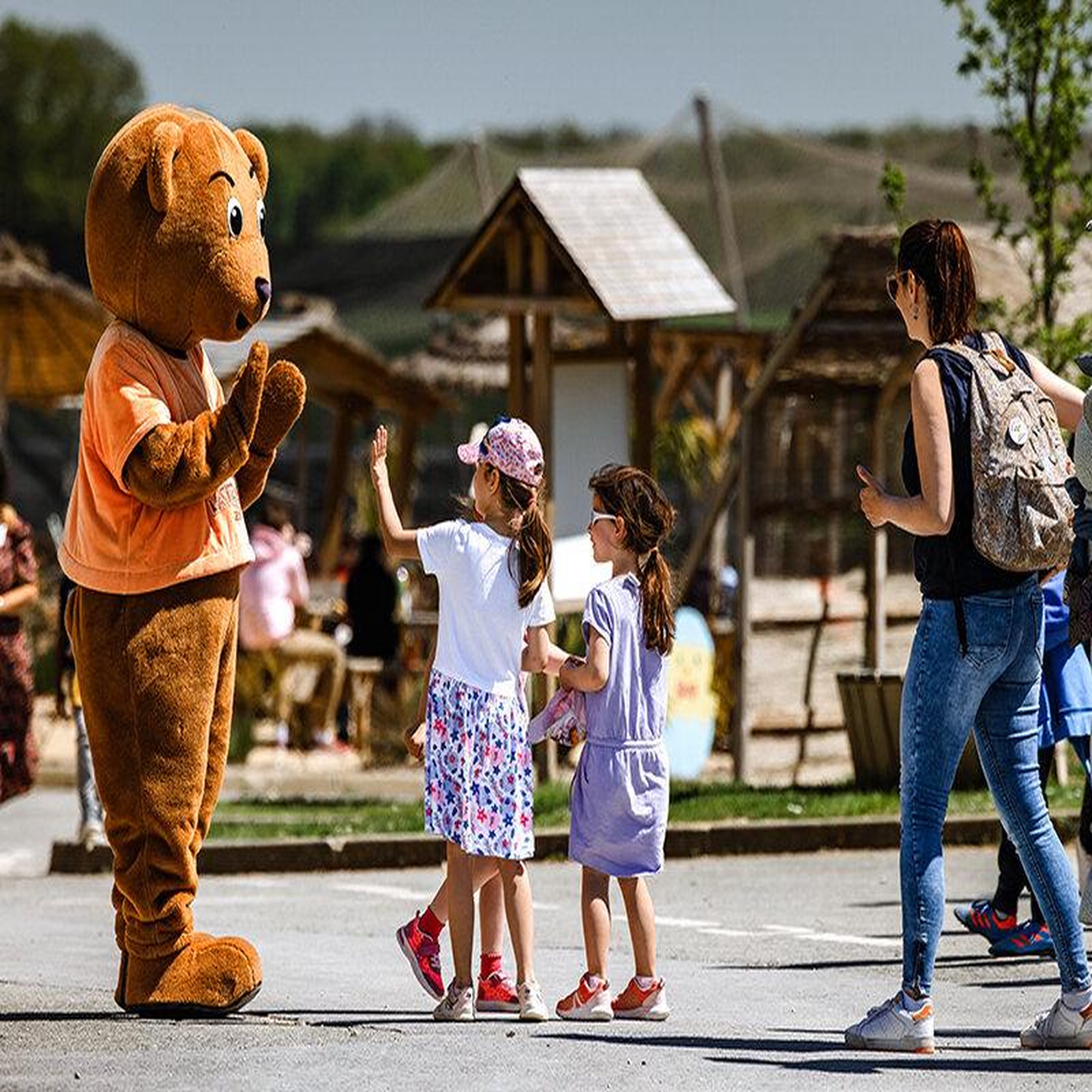 Voir la diapositive 3 : Smartbox 2 entrées adultes et 2 entrées enfants gratuites pour la tanière zoo refuge près de chartres - coffret cadeau multi-thèmes
