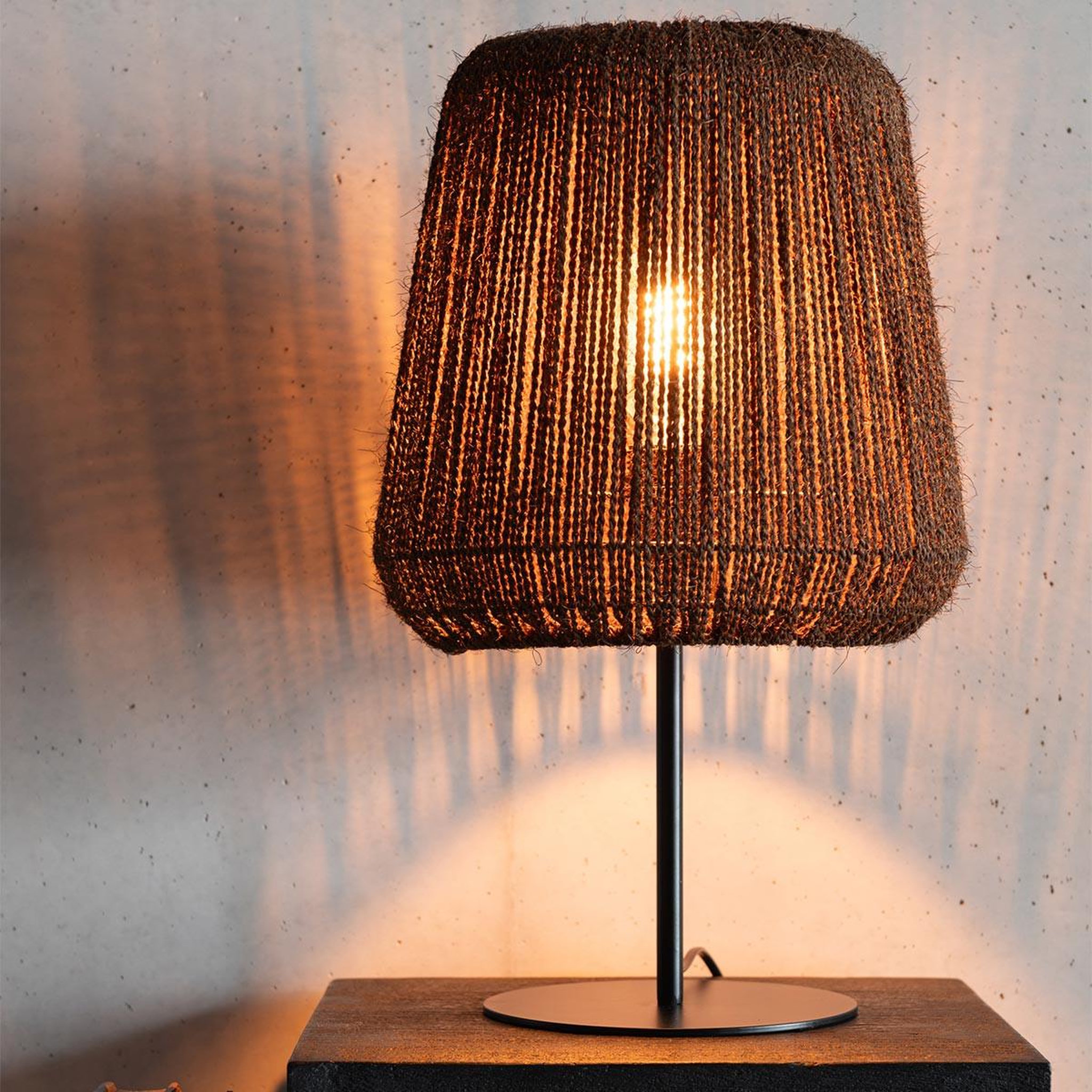 Voir la diapositive 4 : J-LINE Lampe à poser en palmier  trudy  45cm marron