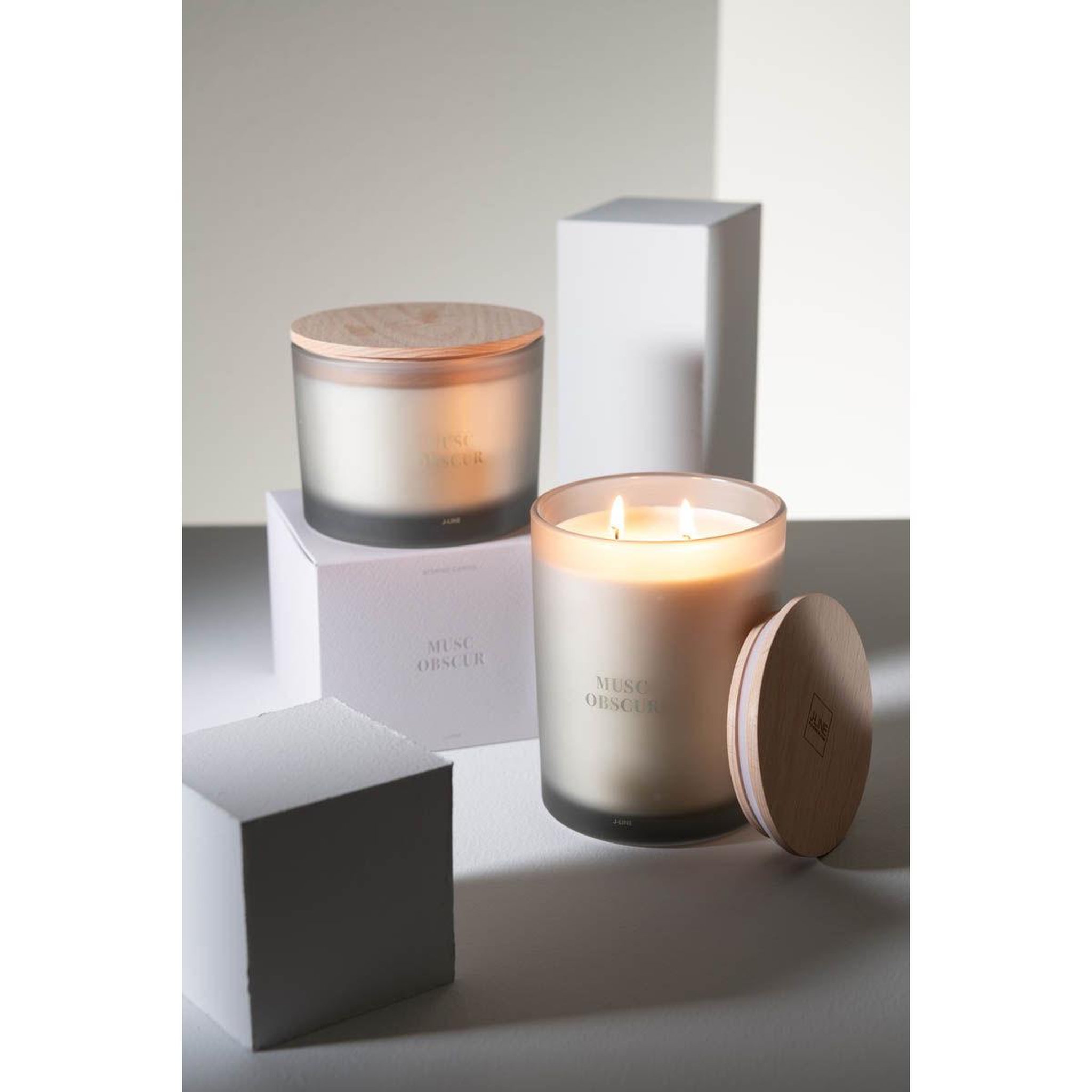 Voir la diapositive 6 : J-LINE Bougie parfumée  accords essentiels  14cm musc obscur