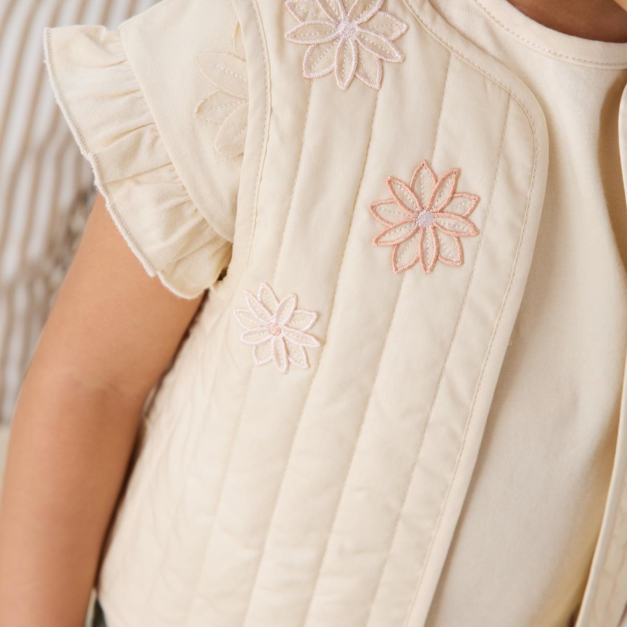 Voir la diapositive 4 : Petit Béguin Veste sans manches enfant en popeline poésie d'été