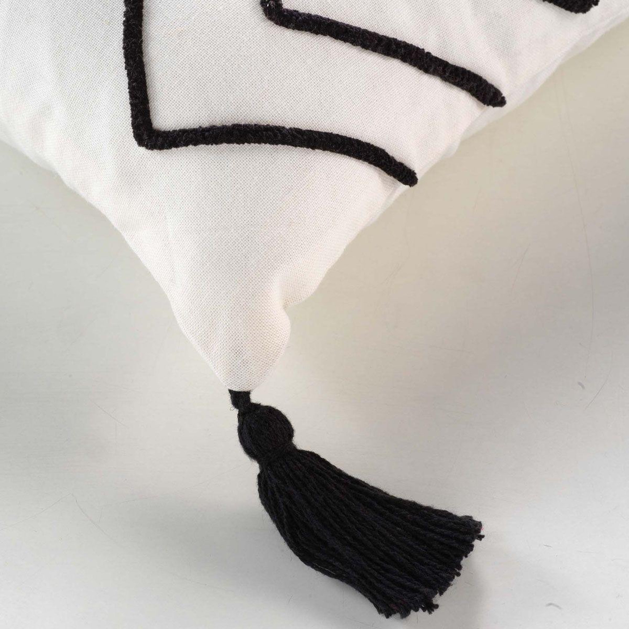 Voir la diapositive 3 : Douceur d'Intérieur Housse de coussin à pompons  coline  40x40cm naturel & noir