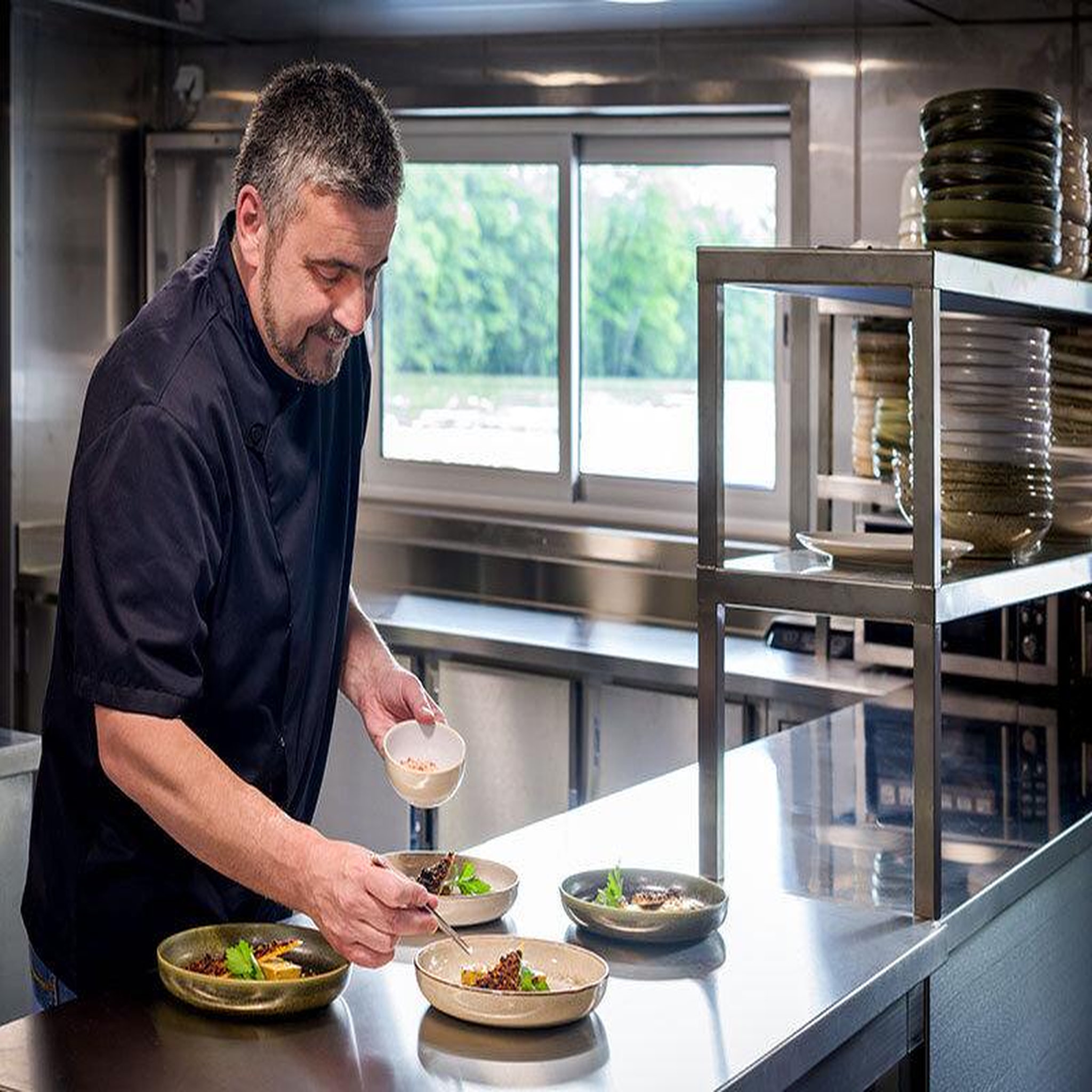 Voir la diapositive 4 : Smartbox 2h de croisière sur la seine avec dîner à bord du capitaine fracasse - coffret cadeau gastronomie