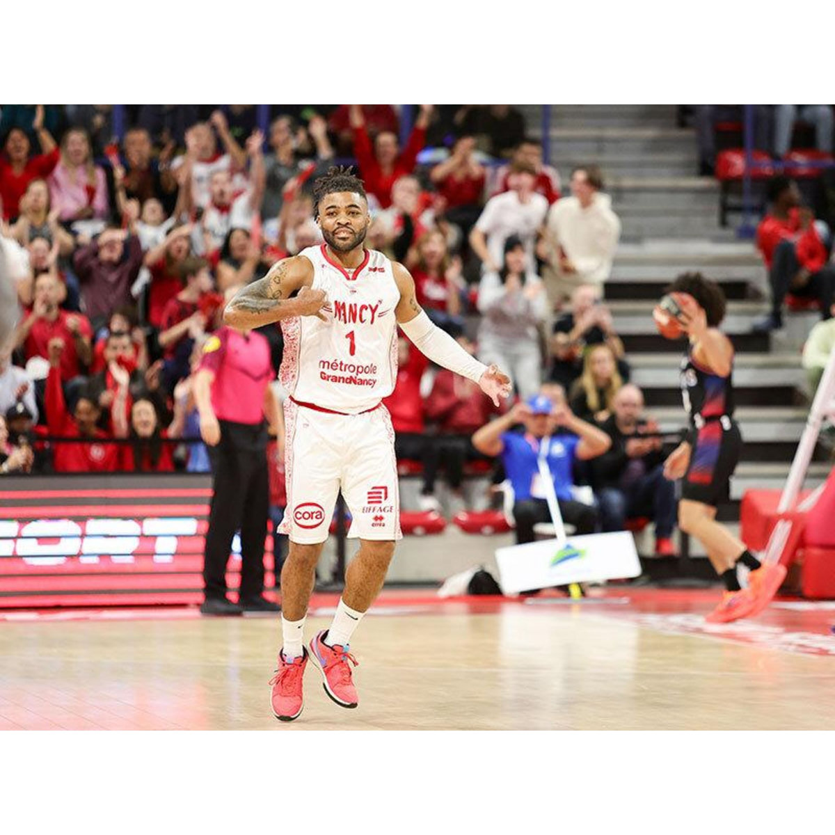 Smartbox Billet VIP bord de terrain pour un match du SLUC Nancy basket avec buffet pour 2 personnes - Coffret Cadeau Sport & Aventure