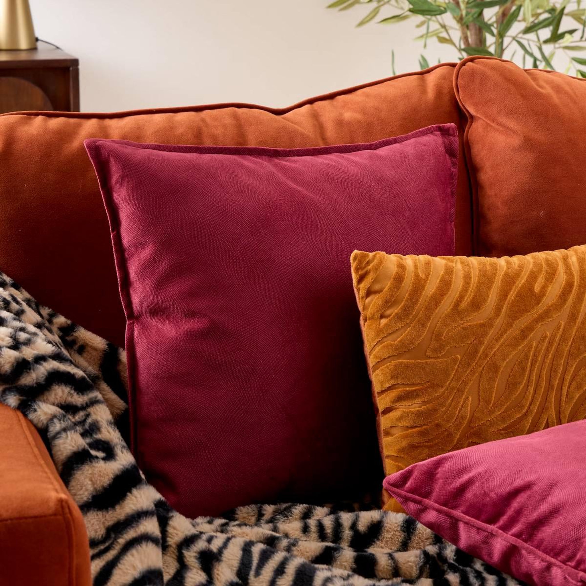 Voir la diapositive 5 : ATMOSPHERA Coussin déco uni  lilou  45x45cm rouge grenat