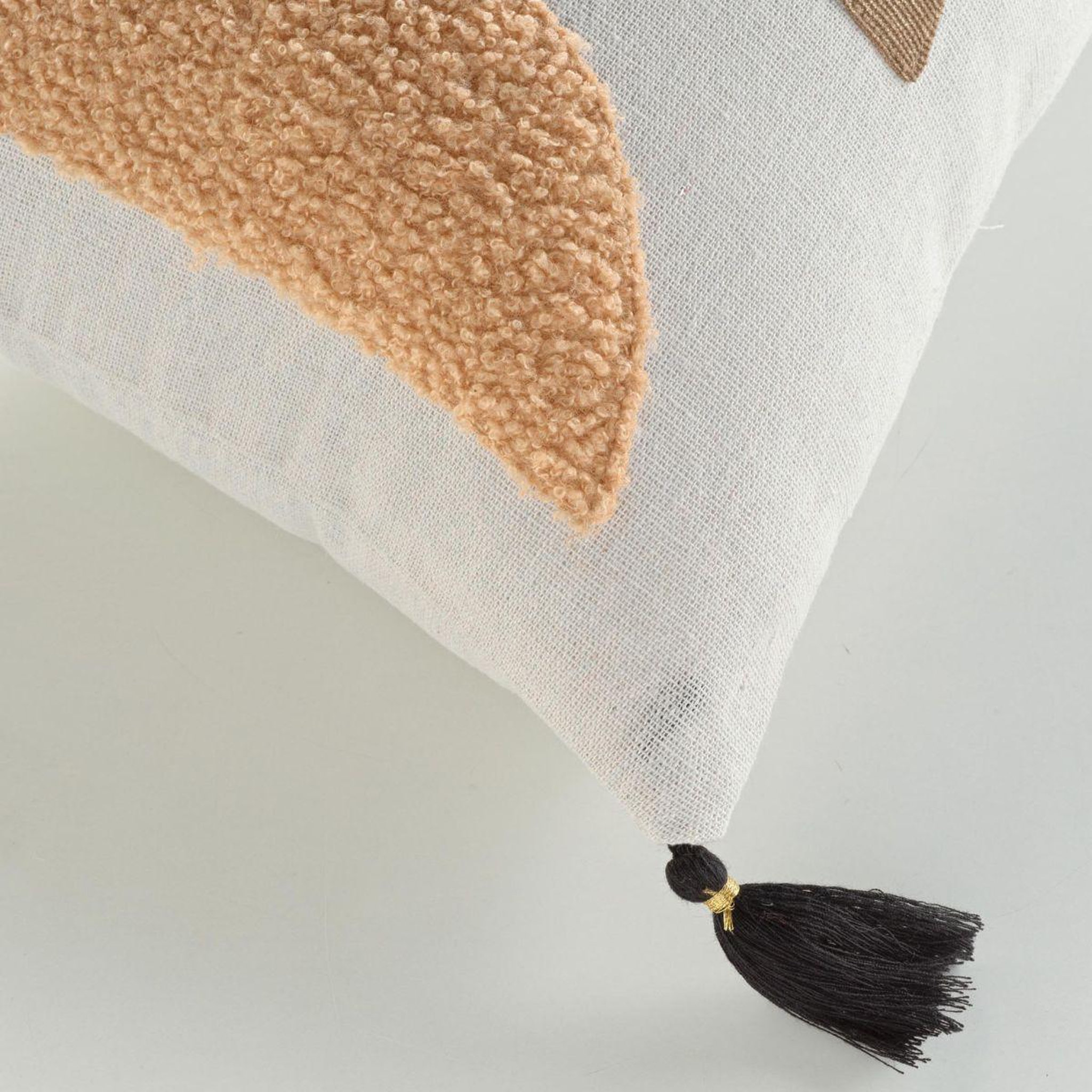 Voir la diapositive 3 : Douceur d'Intérieur Coussin déco pompons  lumis  30x50cm multicolore