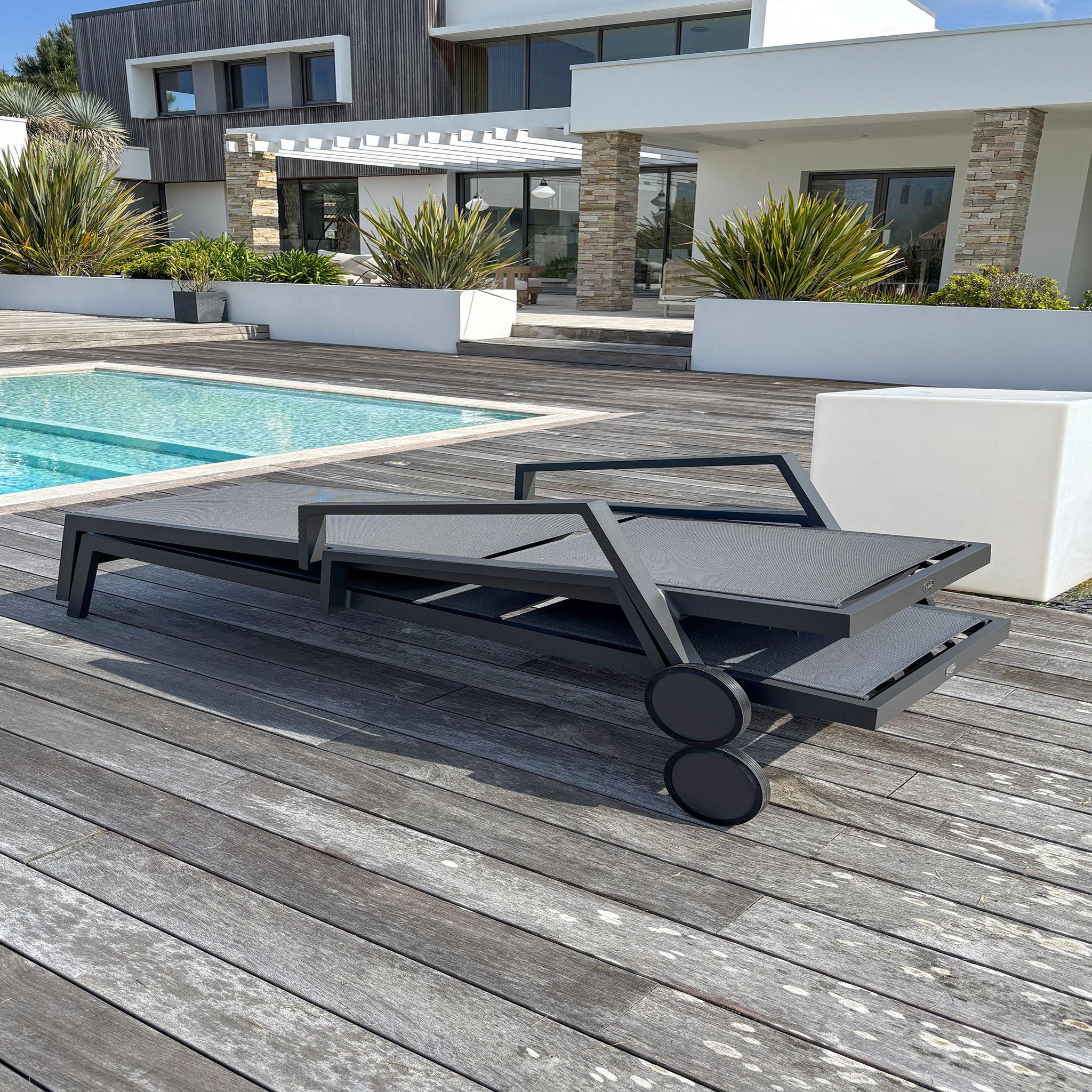 Voir la diapositive 5 : DCB GARDEN Lot de 2 bains de soleil en aluminium et toile plastifiée