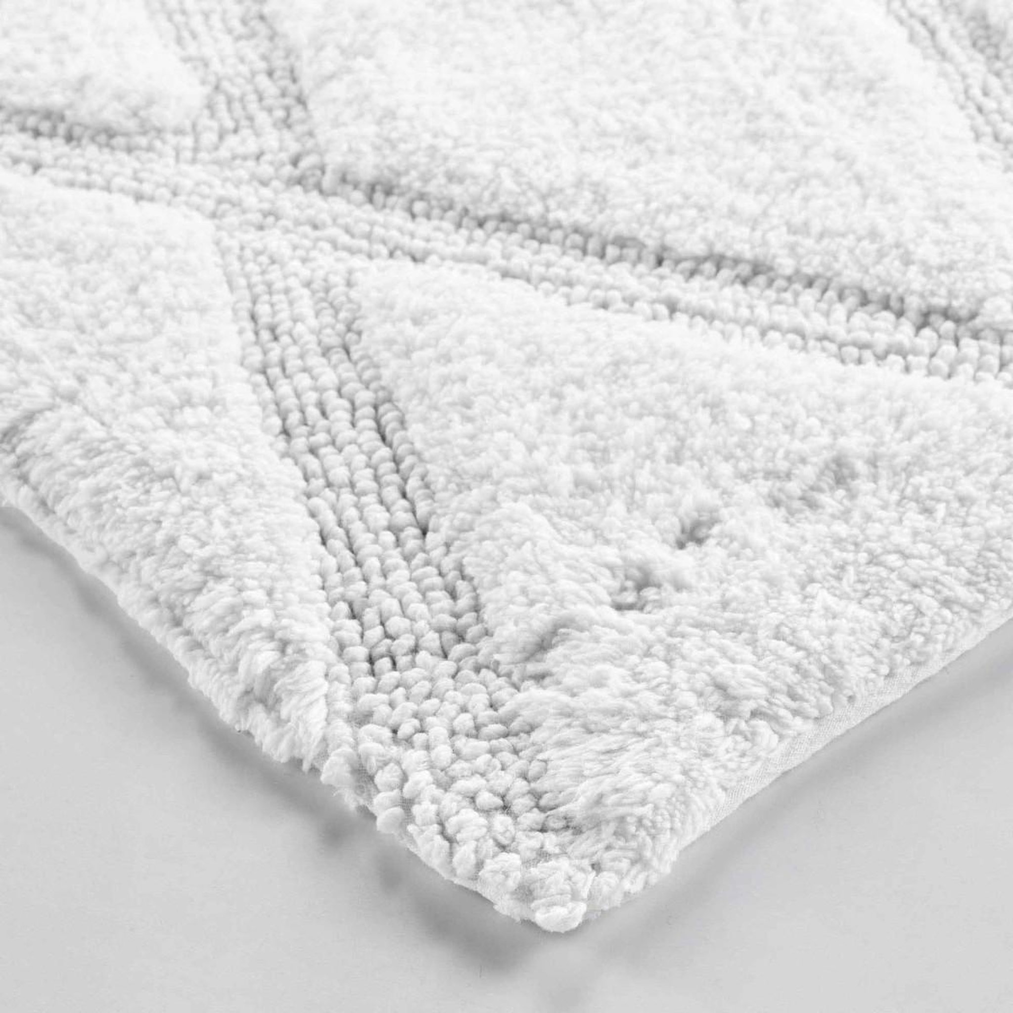 Voir la diapositive 3 : Douceur d'Intérieur Tapis de bain tufté  thais  50x80cm blanc