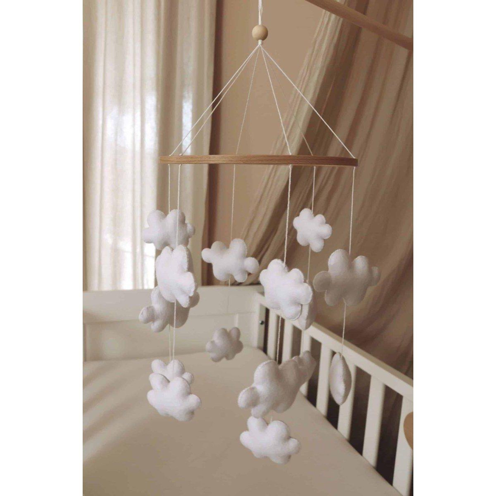 Voir la diapositive 2 : LITTLE LOUA Mobile bébé nuages fait main