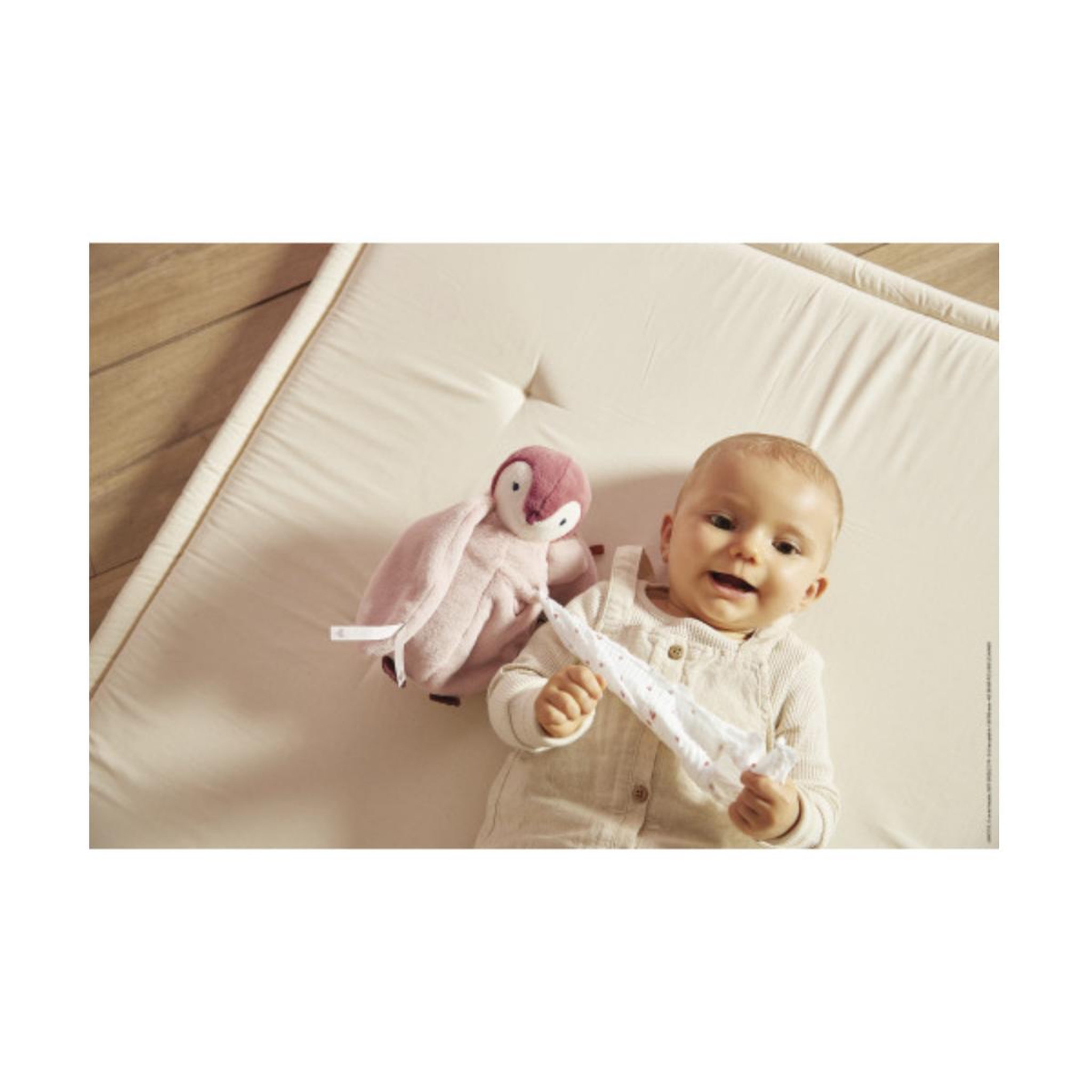 Voir la diapositive 3 : Kaloo Peluche a bisous manchot - rose
